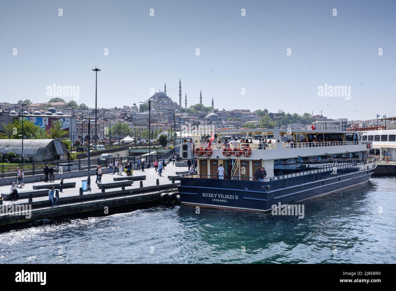 Estambul, Turquía. 6th de mayo de 2019. Un ferry para cruceros turísticos está esperando la hora de salida para un crucero por el Bósforo. El transporte marítimo en ferry es una especificidad de Estambul. A pesar del túnel más profundo del mundo bajo el Bósforo para el metro y la inauguración del nuevo ''Puente Canakkale 1915''' en marzo de 2022, la población y el alcalde de Estambul recientemente elegido en 2019 están promoviendo el transporte marítimo para aliviar el tráfico por carretera y reducir las emisiones de CO2. (Imagen de crédito: © Laurent Coust/SOPA Images via ZUMA Press Wire) Foto de stock