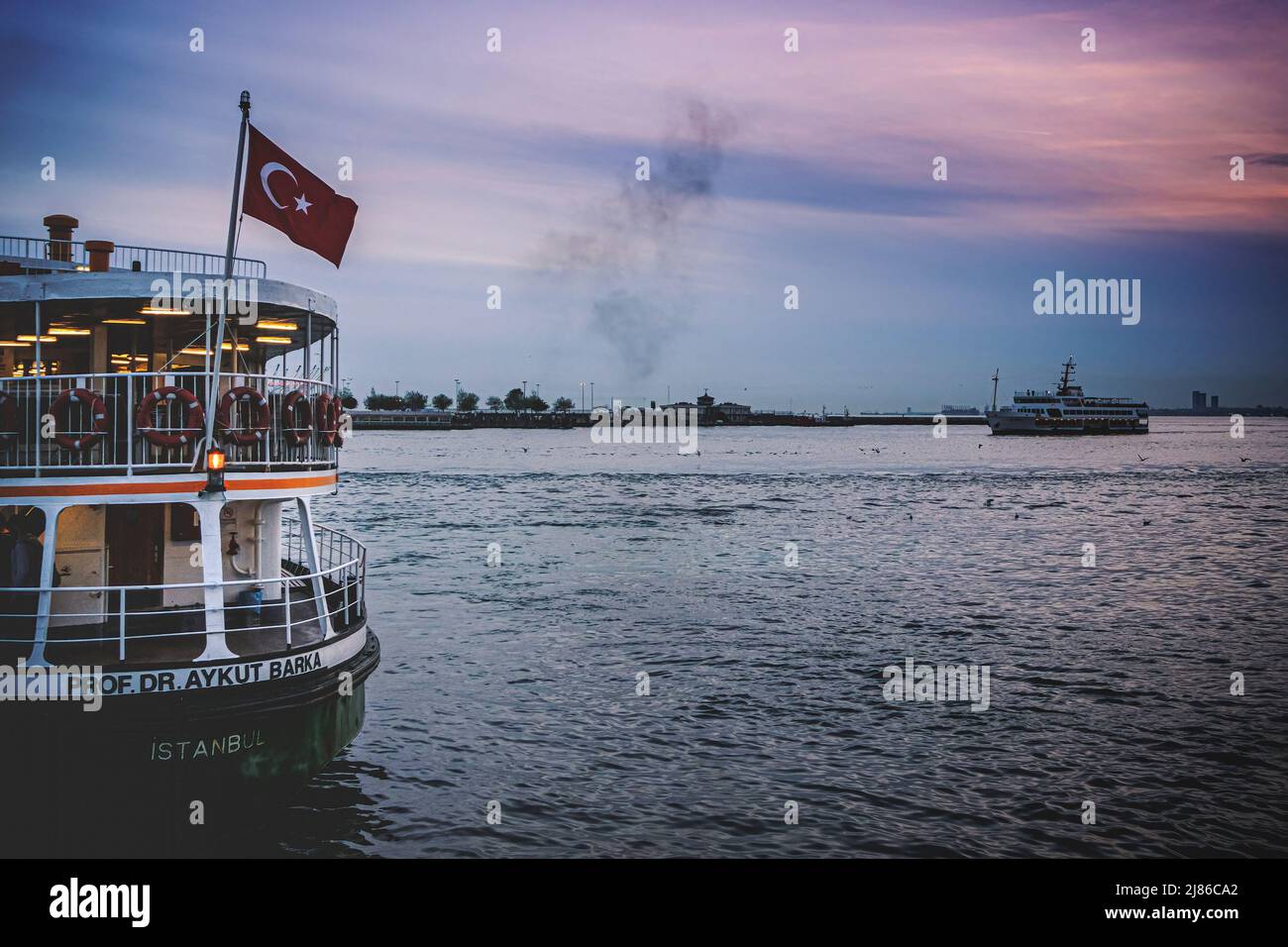 Estambul, Turquía. 9th de mayo de 2019. Vista de un ferry atracado y un ferry que llega al atardecer en la costa este de Estambul. El transporte marítimo en ferry es una especificidad de Estambul. A pesar del túnel más profundo del mundo bajo el Bósforo para el metro y la inauguración del nuevo ''Puente Canakkale 1915''' en marzo de 2022, la población y el alcalde de Estambul recientemente elegido en 2019 están promoviendo el transporte marítimo para aliviar el tráfico por carretera y reducir las emisiones de CO2. (Imagen de crédito: © Laurent Coust/SOPA Images via ZUMA Press Wire) Foto de stock