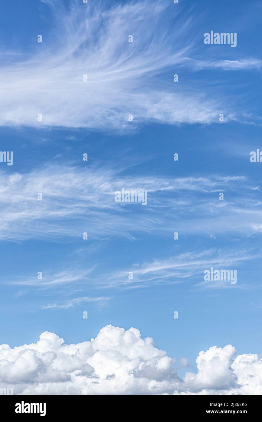 Nubes mixtas sobre el Distrito de los Lagos Ingleses, Cumbria, Inglaterra Reino Unido Foto de stock