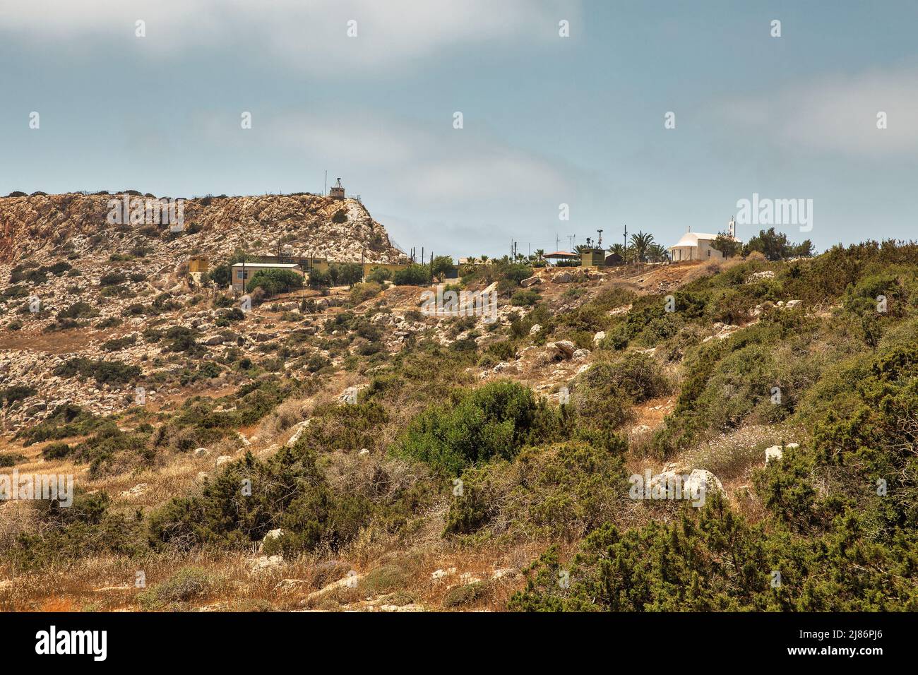 Paisaje Península de Cabo Greco con estación de radar de asentamiento de la base militar británica, Chipre. Es una península montañosa con un parque nacional, r Foto de stock