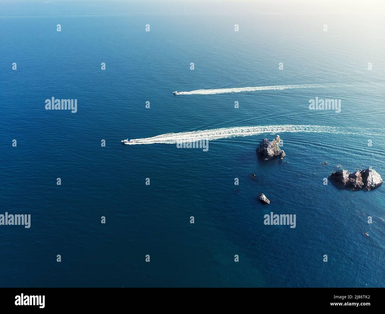 Vista aérea de pov drona vista superior dos costa guarda de frontera barcos que navegan rápidamente en el océano azul limpio o agua de mar en día soleado brillante. Encima del par de vista Foto de stock