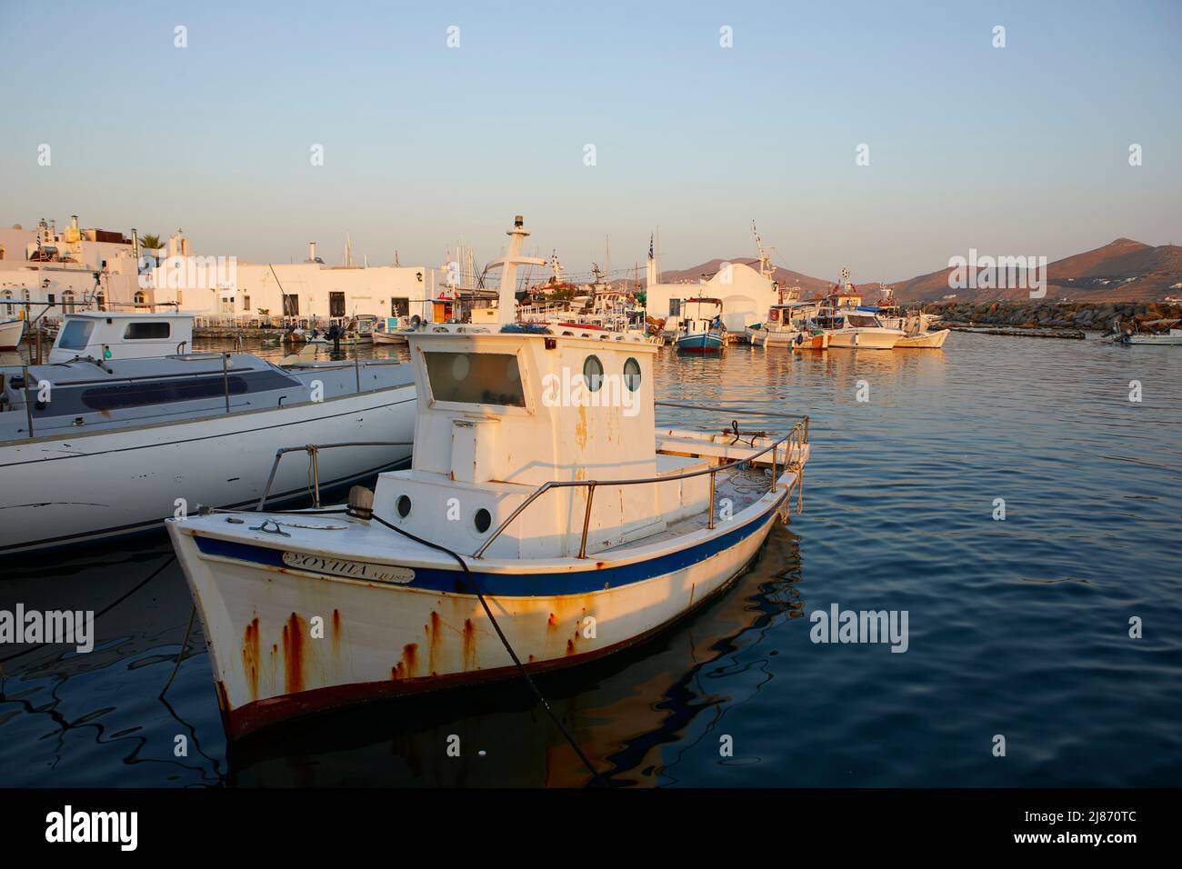 El pequeño puerto de Naousa pueblo en Paros, Cícladas, Grecia Foto de stock