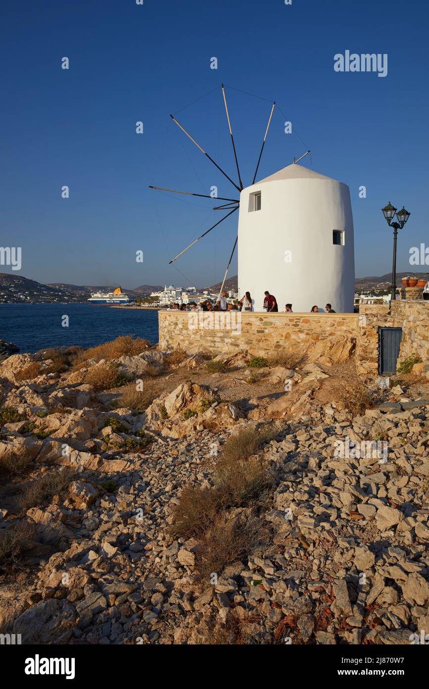 Molino de viento tradicional en Paros, Islas Cícladas, Grecia Foto de stock