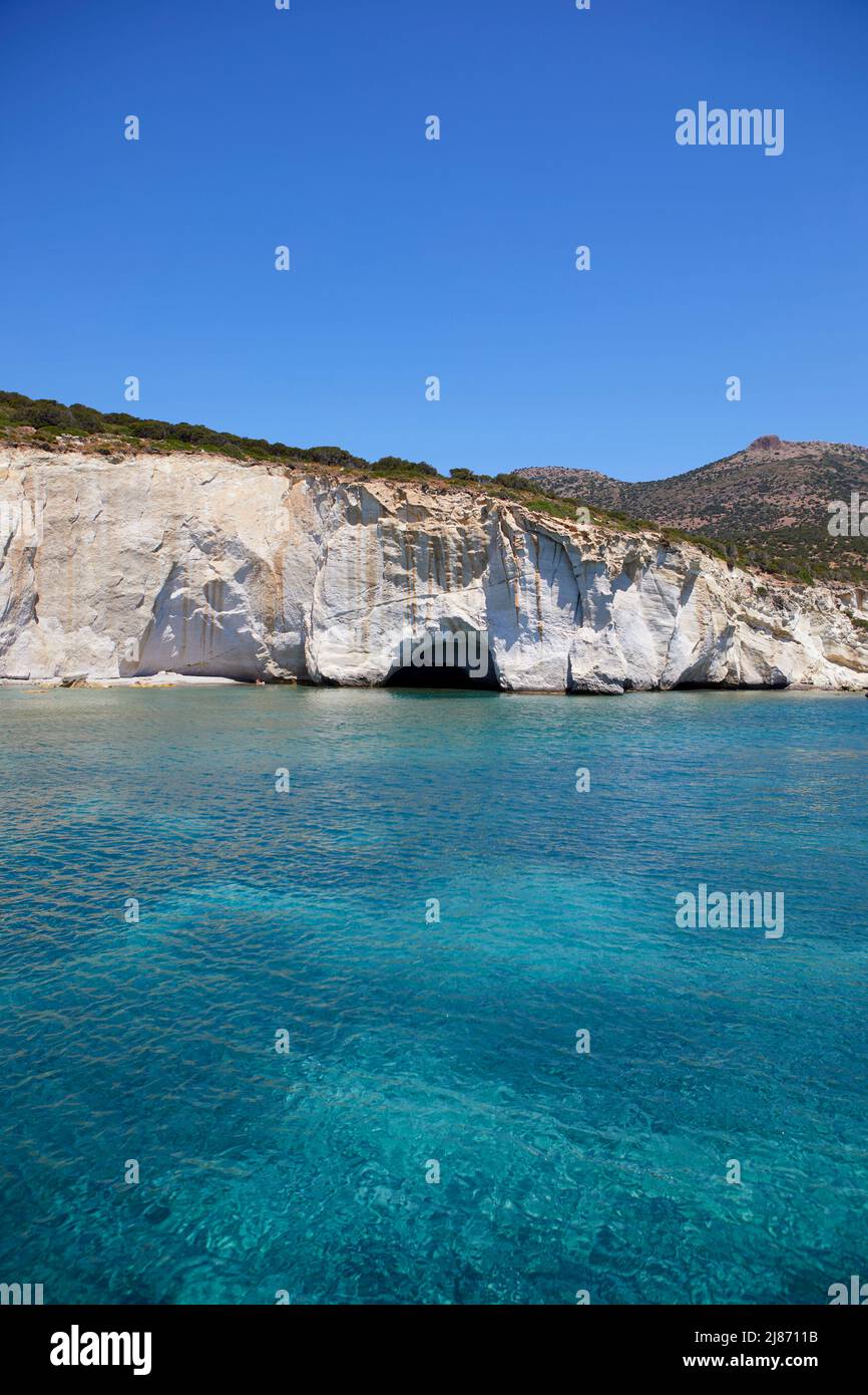 Rocas en el mar de Milos, Cícladas, Grecia Foto de stock