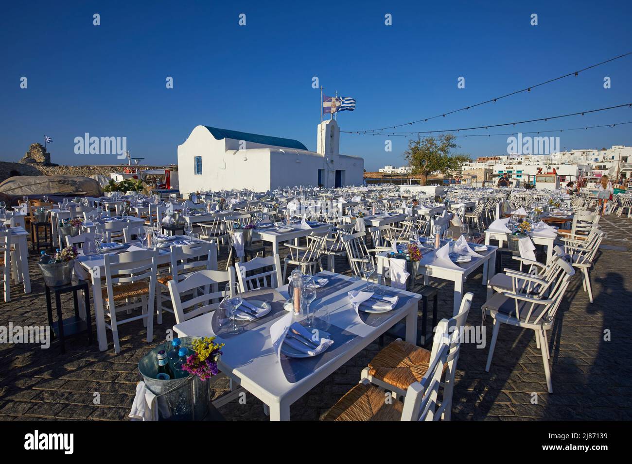 Restaurantes en el puerto de Naousa pueblo, Paros, Cyclades, Grecia Foto de stock