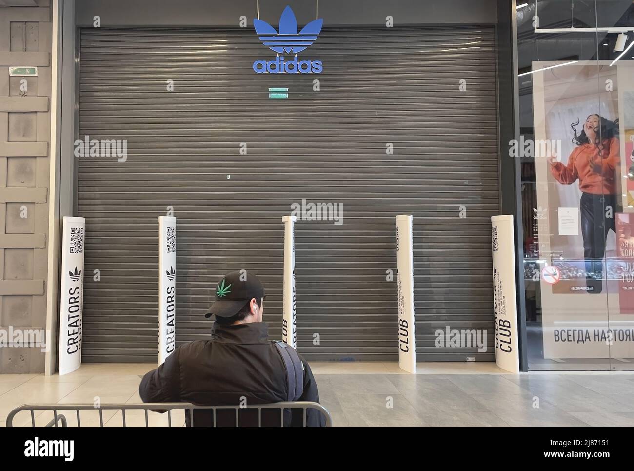 cortar temblor Vueltas y vueltas Adidas clothes shop store fotografías e imágenes de alta resolución - Alamy