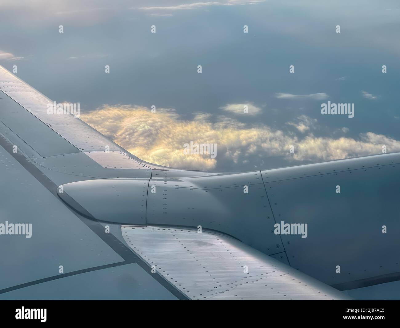Hermosas nubes y cielo al atardecer, visto a través de la ventana de un avión - ventana de avión - foto natural Foto de stock
