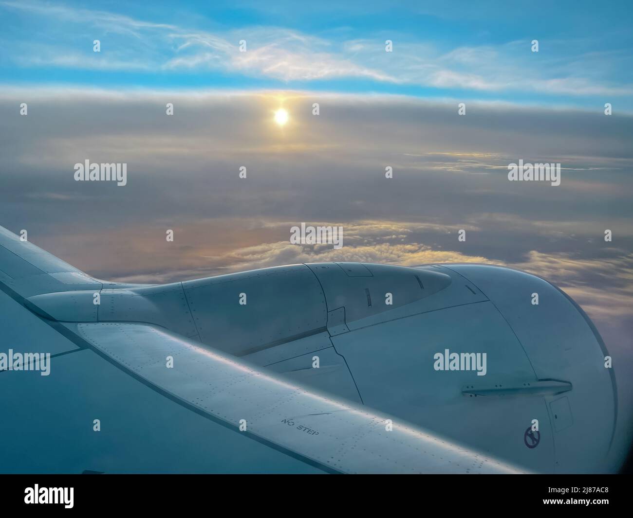 Hermosas nubes y cielo al atardecer, visto a través de la ventana de un avión - ventana de avión - foto natural Foto de stock