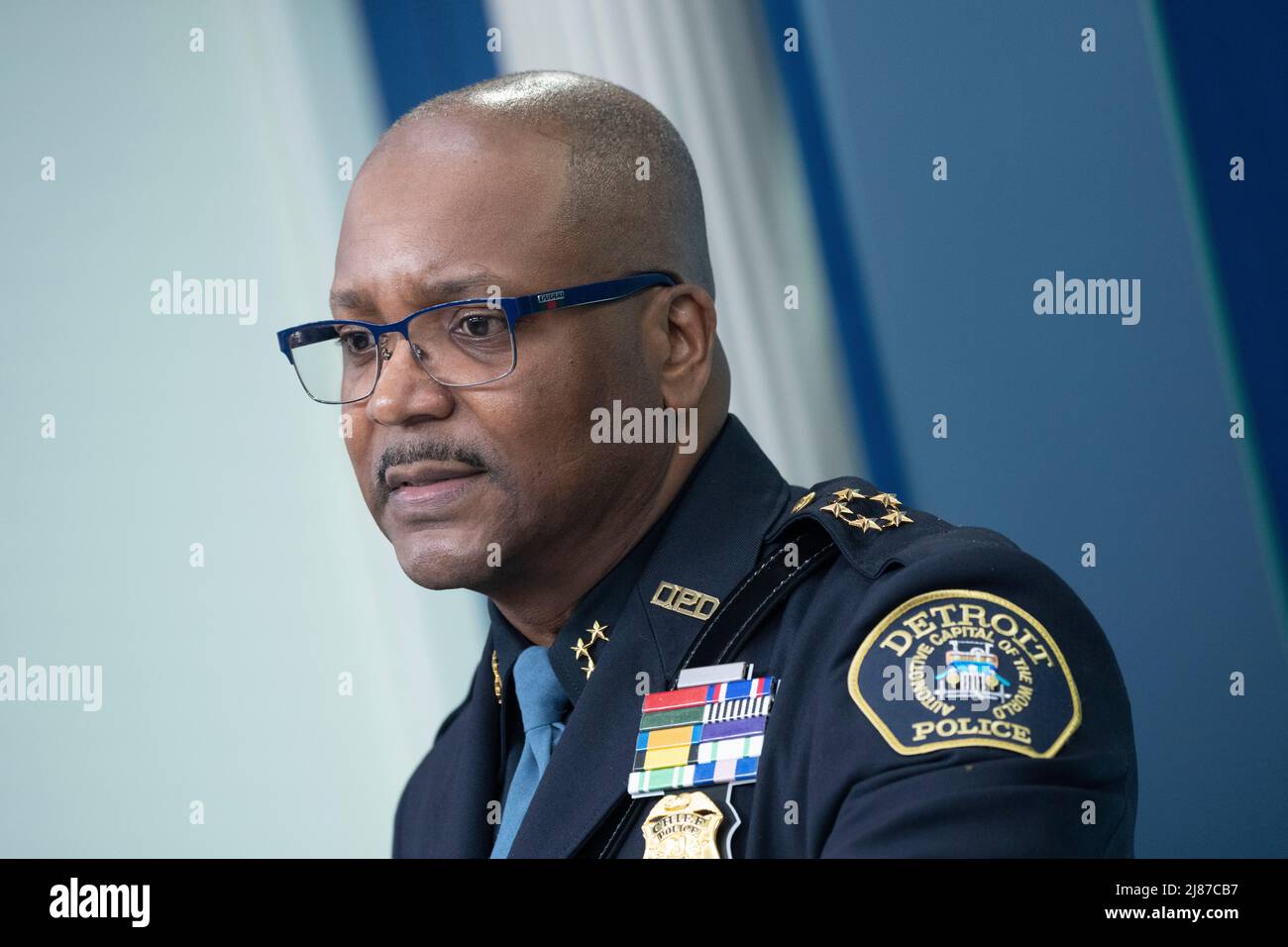 Washington DC, EE.UU. 13th de mayo de 2022. James White, Jefe de Policía de Detroit, Michigan, participa en la reunión informativa diaria en la Casa Blanca, en Washington, DC, el 13 de mayo de 2022. Crédito: Chris Kleponis/CNP Foto vía Crédito: Newscom/Alamy Live News Foto de stock