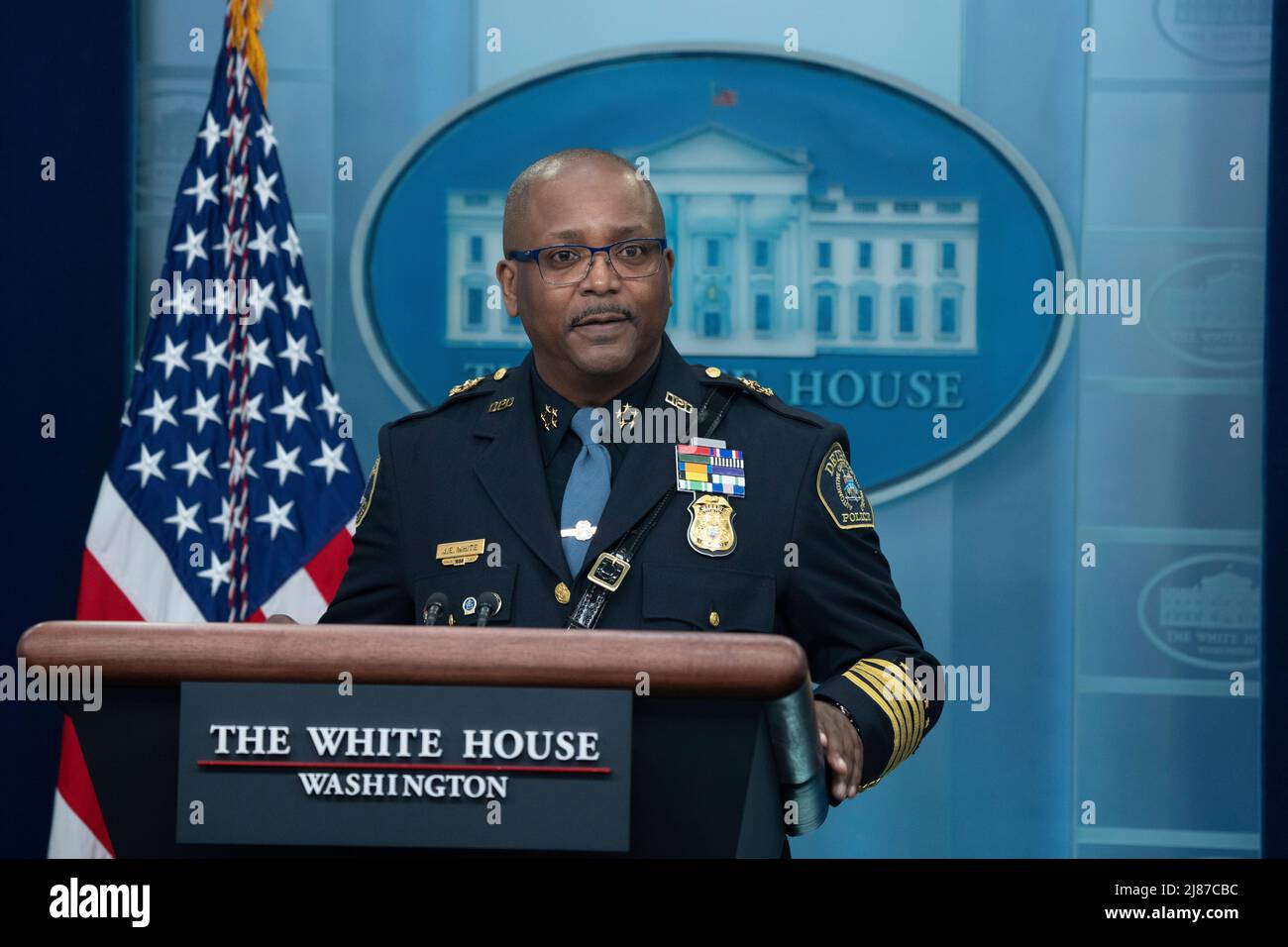 Washington DC, EE.UU. 13th de mayo de 2022. James White, Jefe de Policía de Detroit, Michigan, participa en la reunión informativa diaria en la Casa Blanca, en Washington, DC, el 13 de mayo de 2022. Crédito: Chris Kleponis/CNP Foto vía Crédito: Newscom/Alamy Live News Foto de stock