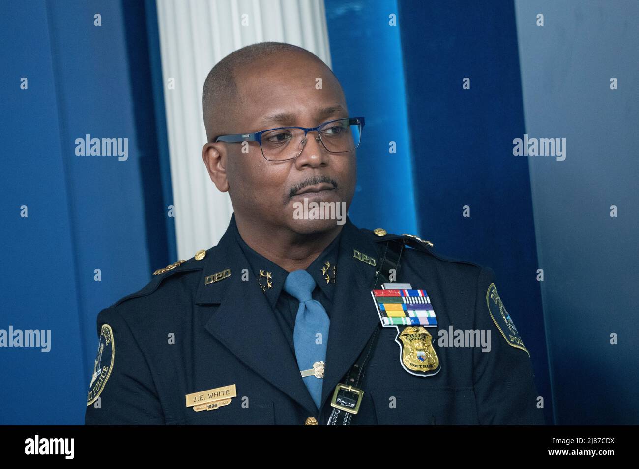 Washington DC, EE.UU. 13th de mayo de 2022. James White, Jefe de Policía de Detroit, Michigan, participa en la reunión informativa diaria en la Casa Blanca, en Washington, DC, el 13 de mayo de 2022. Crédito: Chris Kleponis/CNP Foto vía Crédito: Newscom/Alamy Live News Foto de stock