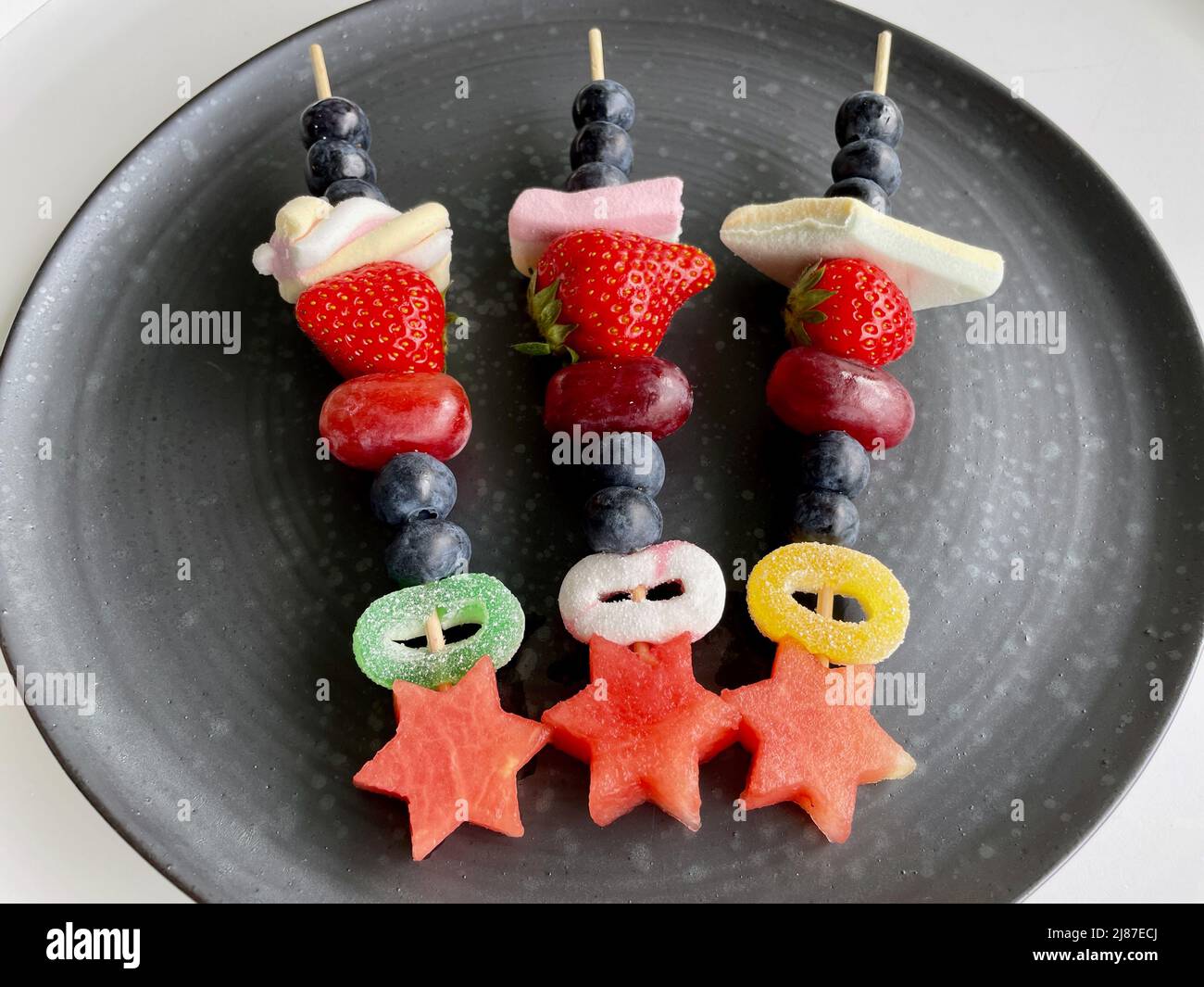 Brochetas de frutas de colores fotografías e imágenes de alta resolución -  Alamy