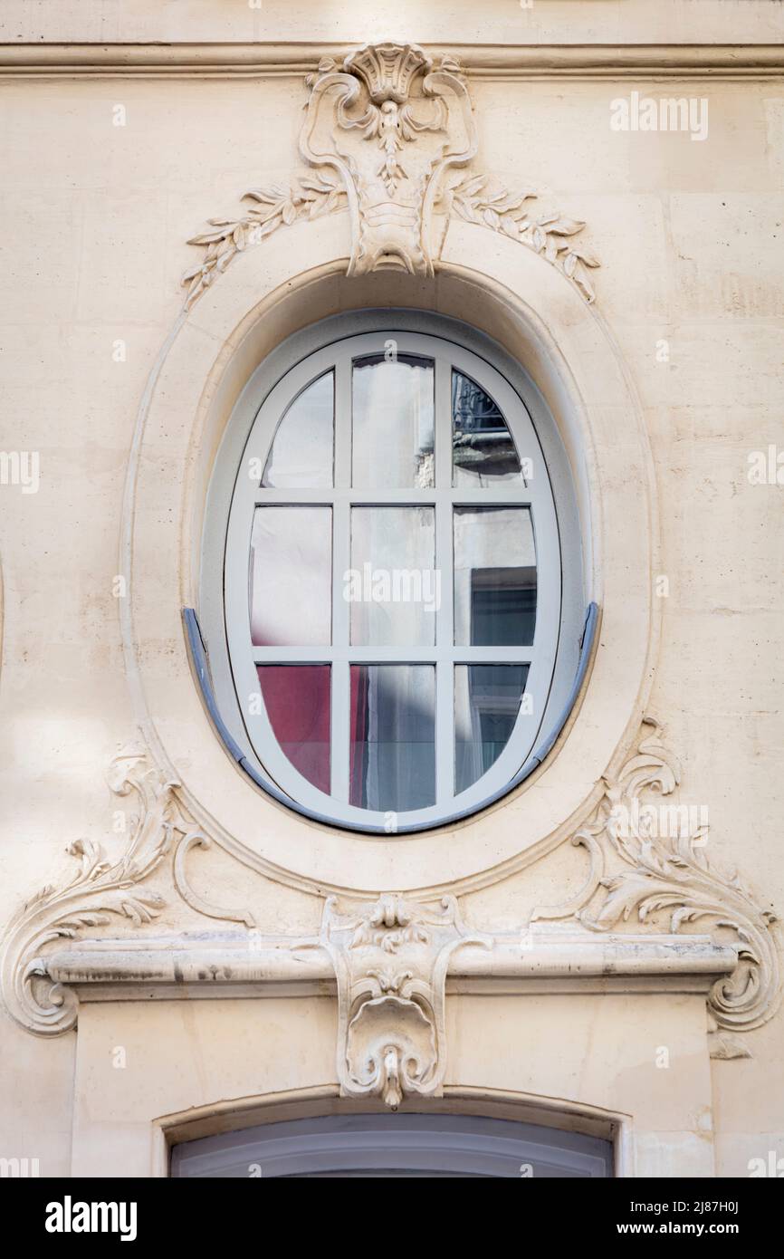 Ventana oval en edificio, París, Francia Foto de stock