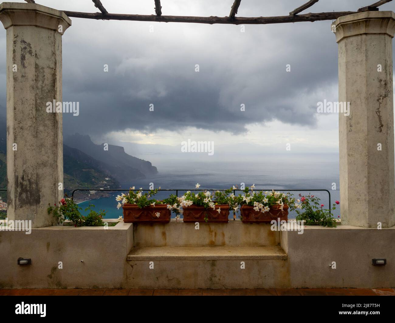 Nubes oscuras sobre la costa de Amalfi vistas desde Villa Rufolo, Ravello Foto de stock