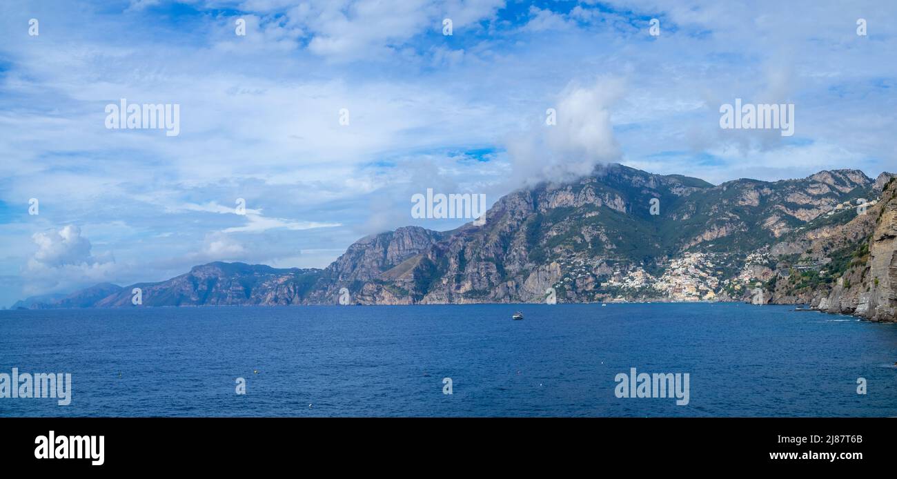 Vista panorámica de la costa de Amalfi, desde Positano a Capri, vista desde Praiano Foto de stock