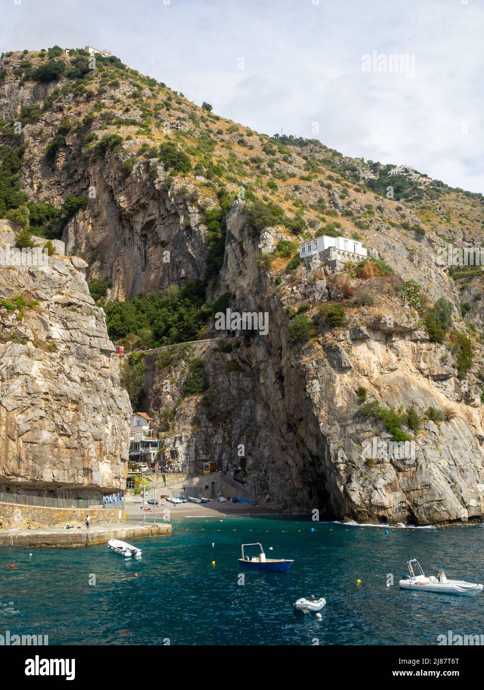 Playa de Marina di Praia bajo las laderas de las montañas, en la costa de Amalfi Foto de stock