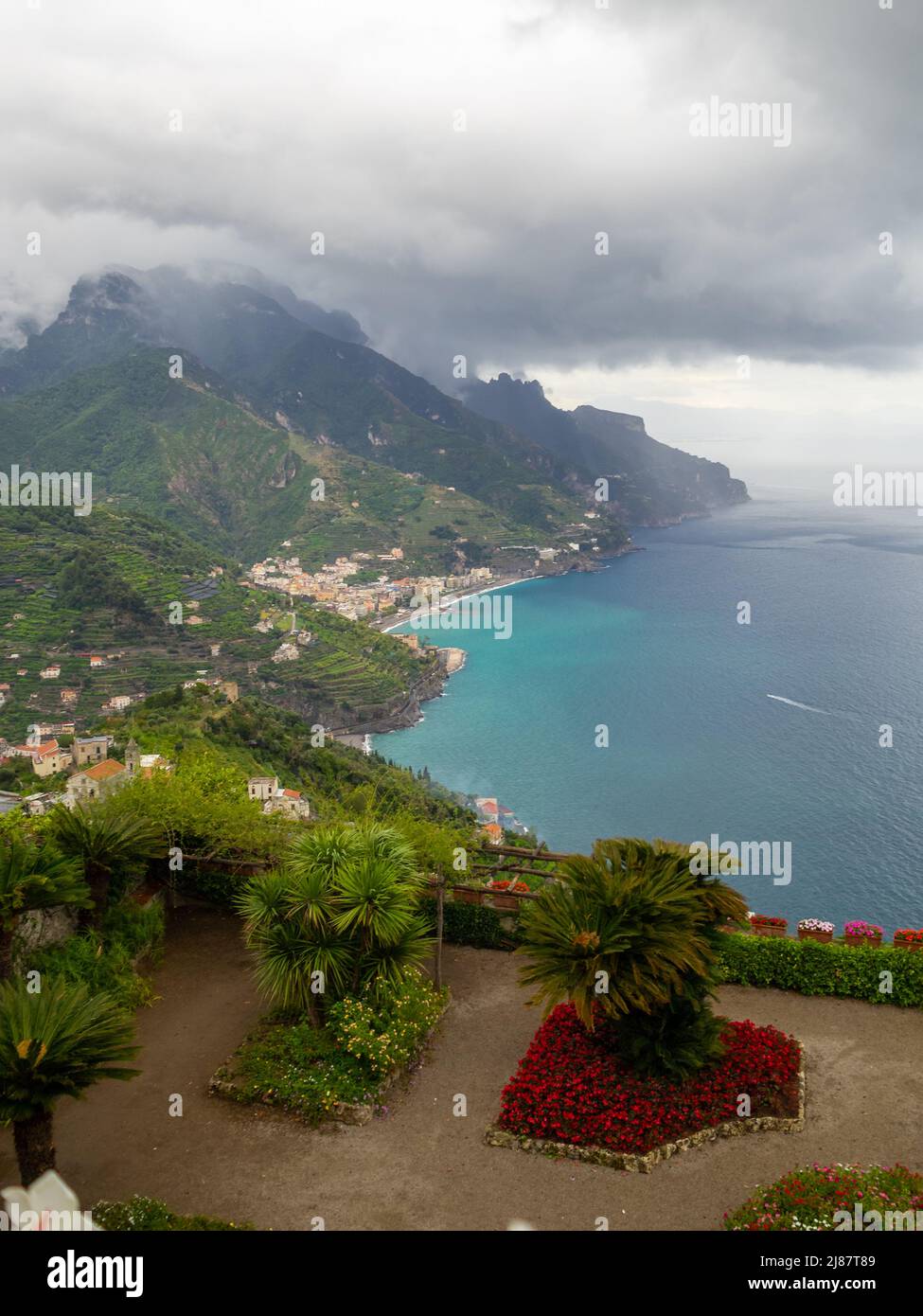 Nubes oscuras sobre la costa de Amalfi vistas desde el jardín Villa Rufolo, Ravello Foto de stock