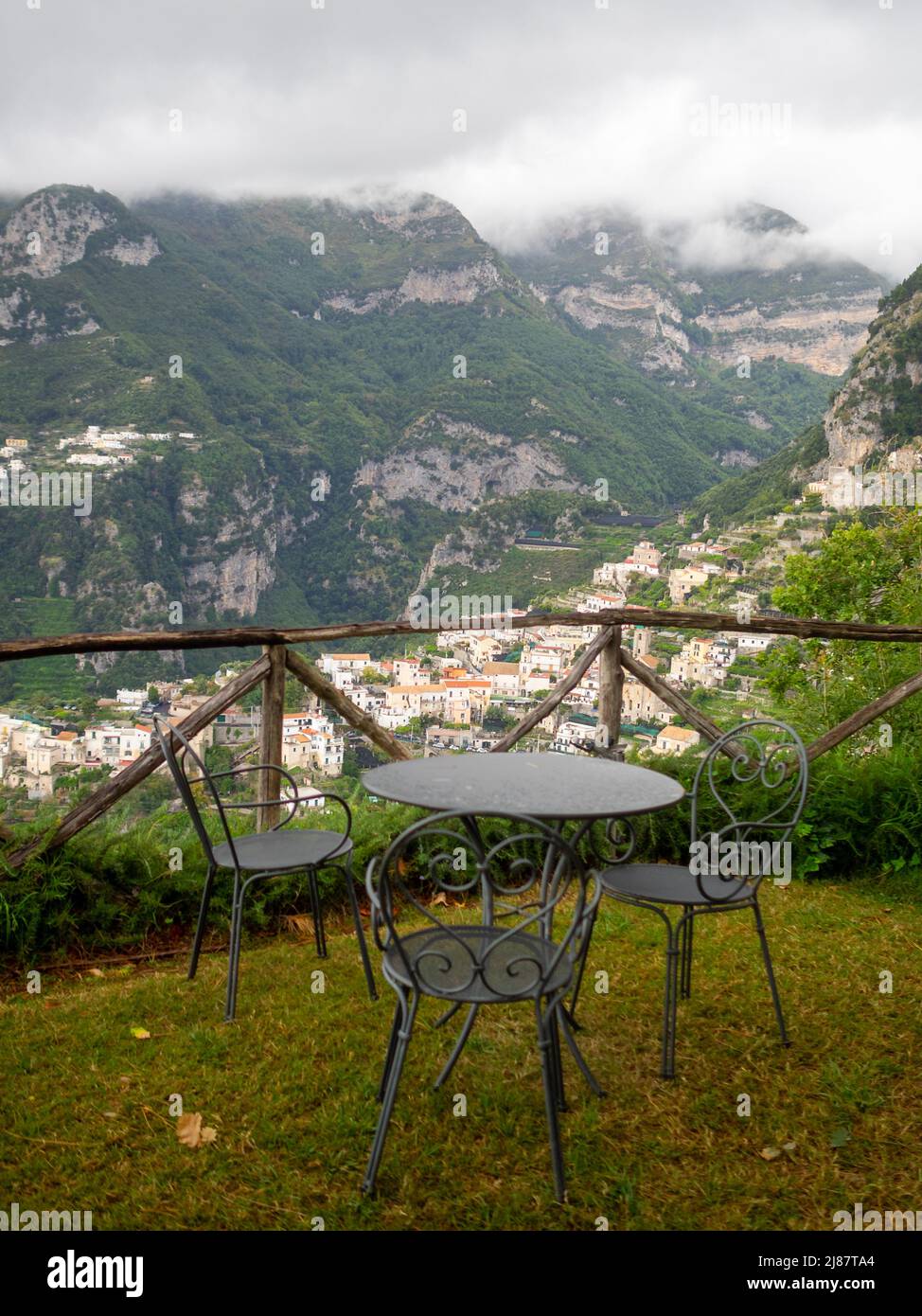 Las montañas de la costa de Amalfi vistas desde el jardín de Villa Cimbrone Foto de stock