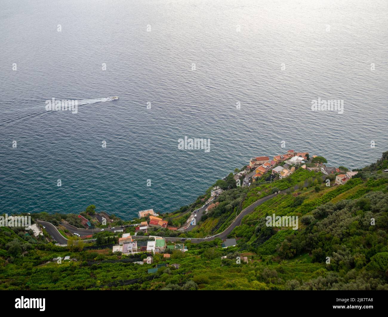 Carretera sinuosa sobre el mar de las verdes pendientes de la costa de Amalfi, visto desde la Terrazza dell'lnfinito, Villa Cimbrone Foto de stock