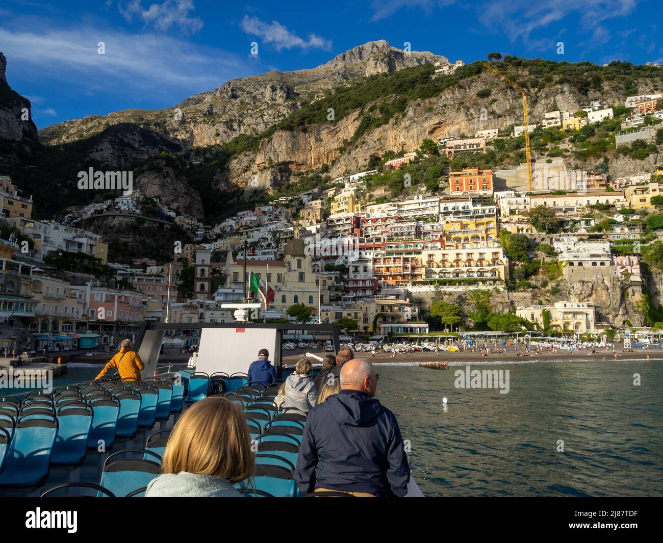 Los turistas en un barco que sale de Positano Foto de stock