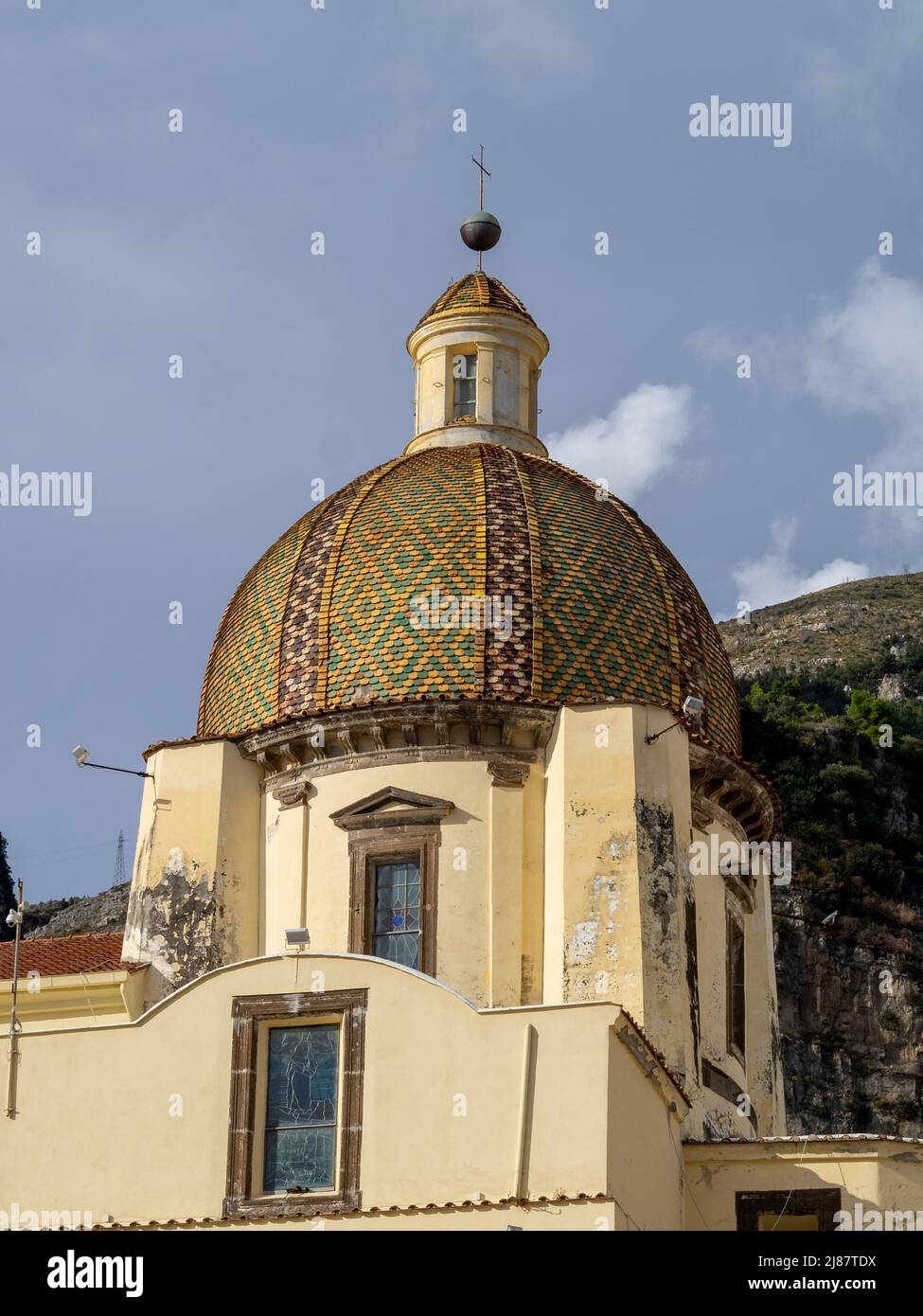 Majolica tejas cubiertas cúpula de la Iglesia de Nuestra Señora de la Asunción, Positano Foto de stock