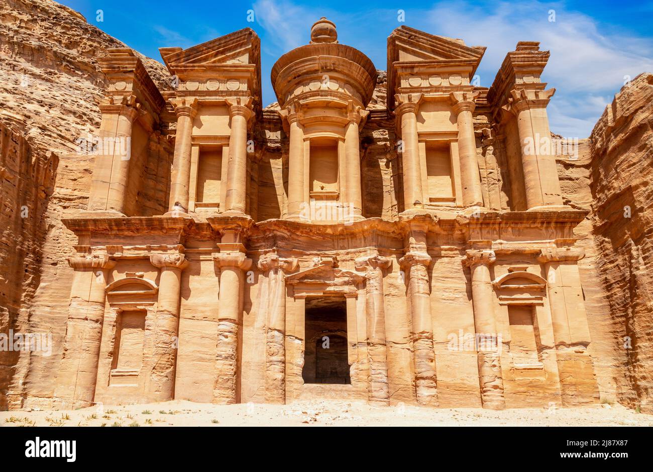 Ad Deir o el Monasterio, antiguo templo de piedra labrada nabatea, Petra, Jordania Foto de stock