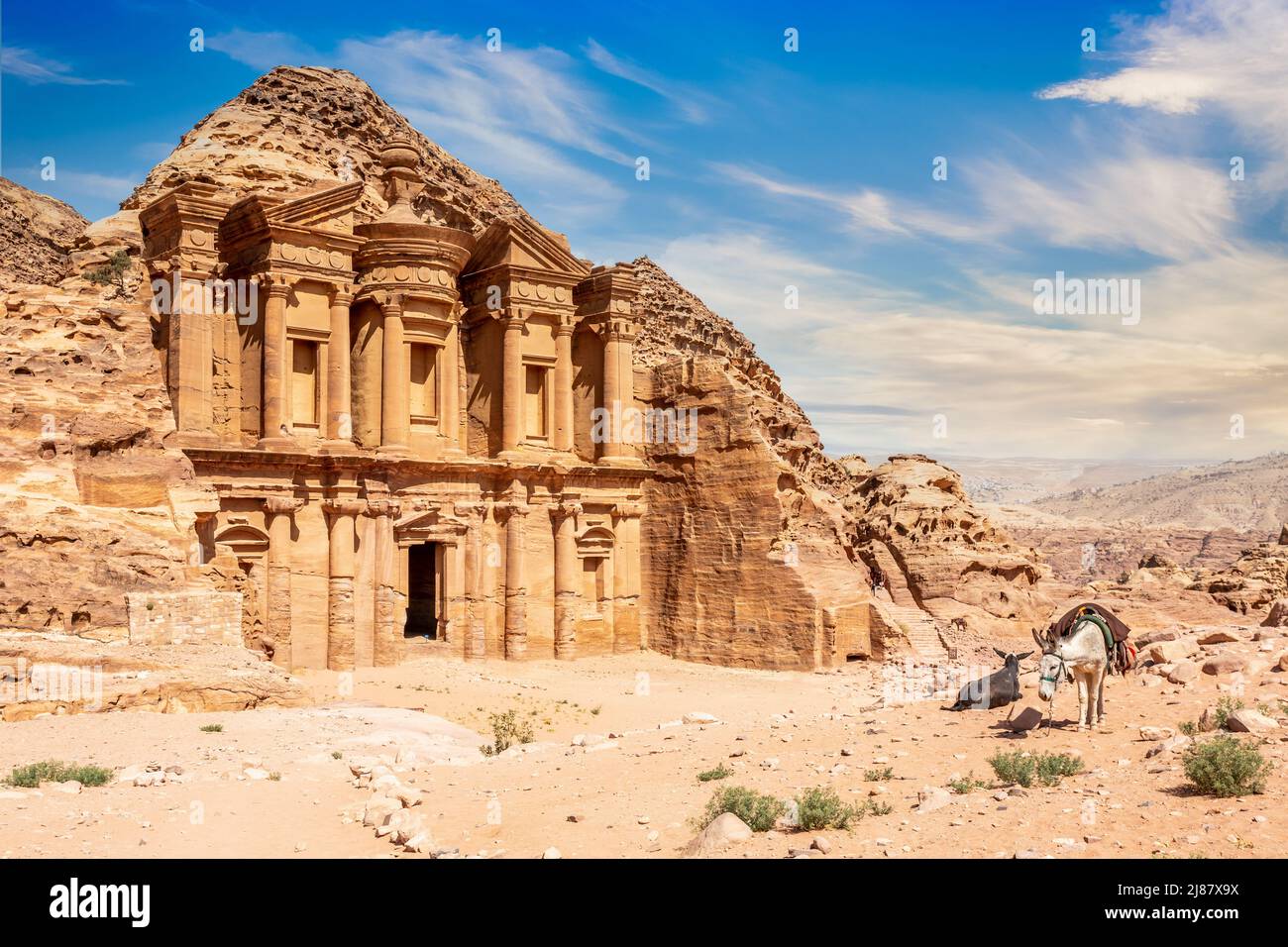 Ad Deir o el Monasterio, antiguo templo de piedra Nabataea tallada, con burros en primer plano, Petra, Jordania Foto de stock