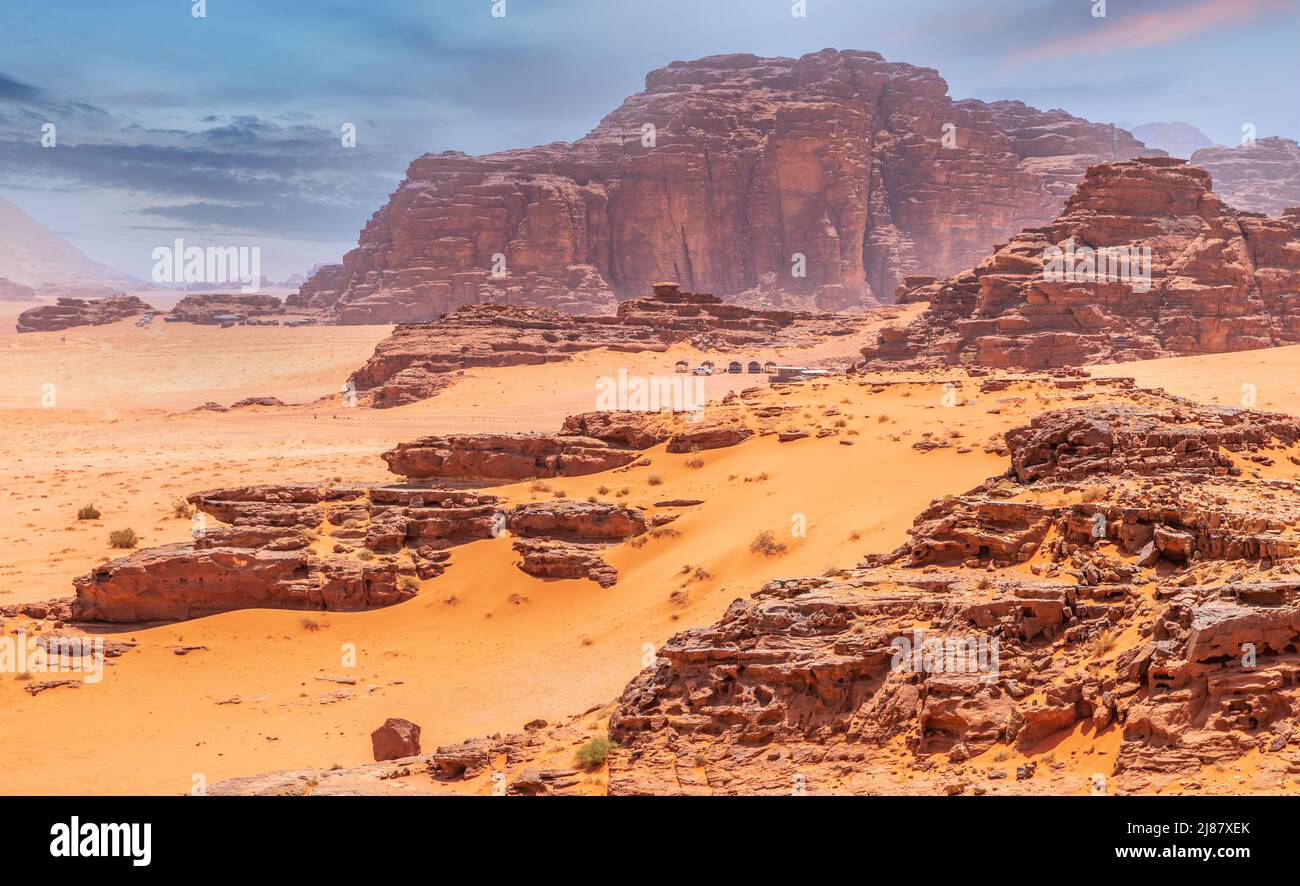 Arenas rojas, montañas y paisaje marthiano del desierto de Wadi Rum, Jordania Foto de stock
