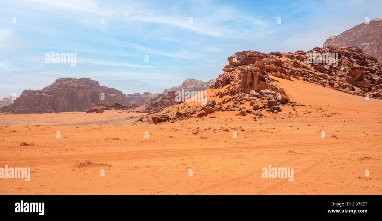 Arenas rojas, montañas y paisaje marthiano del desierto de Wadi Rum, Jordania Foto de stock