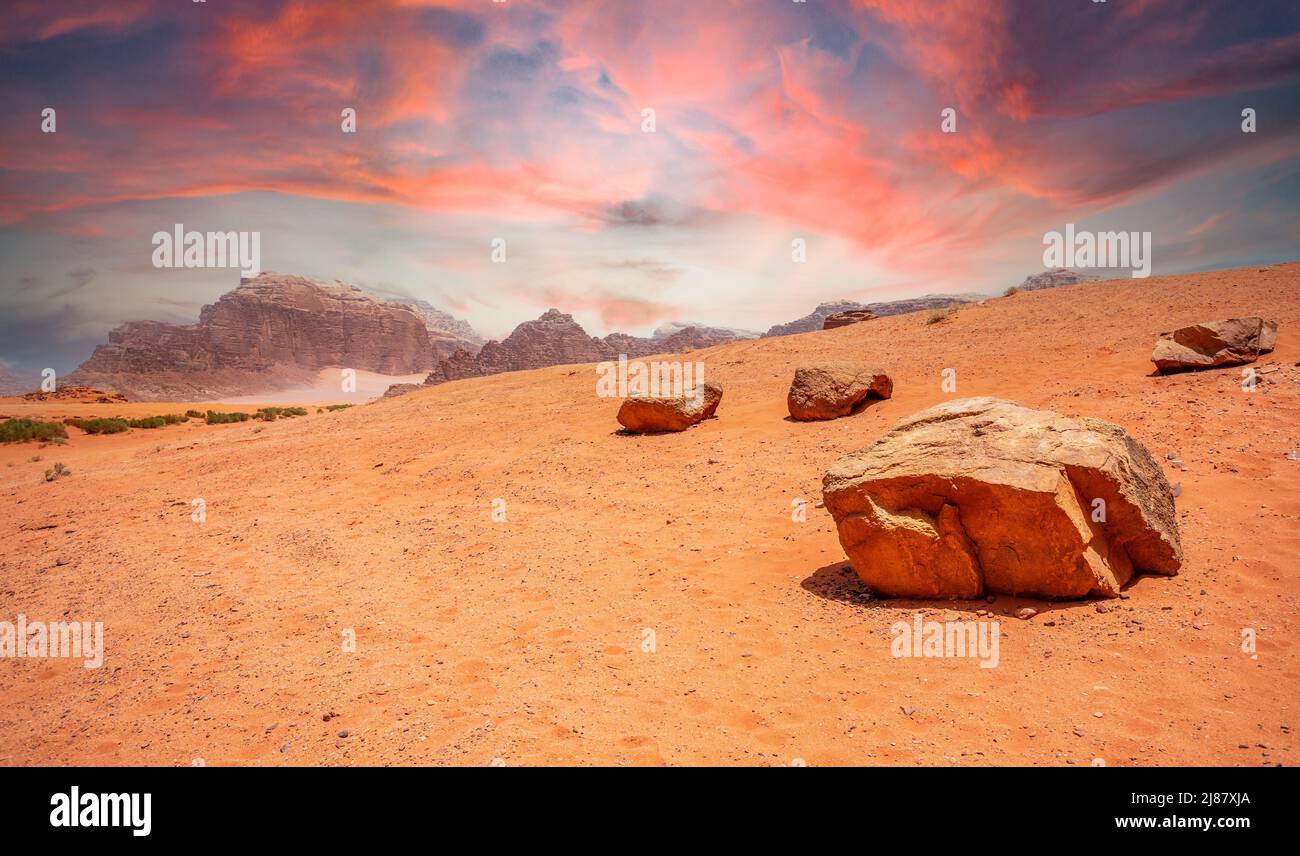 Cielo rojo, arenas y piedras del desierto de Wadi Rum, Jordania Foto de stock