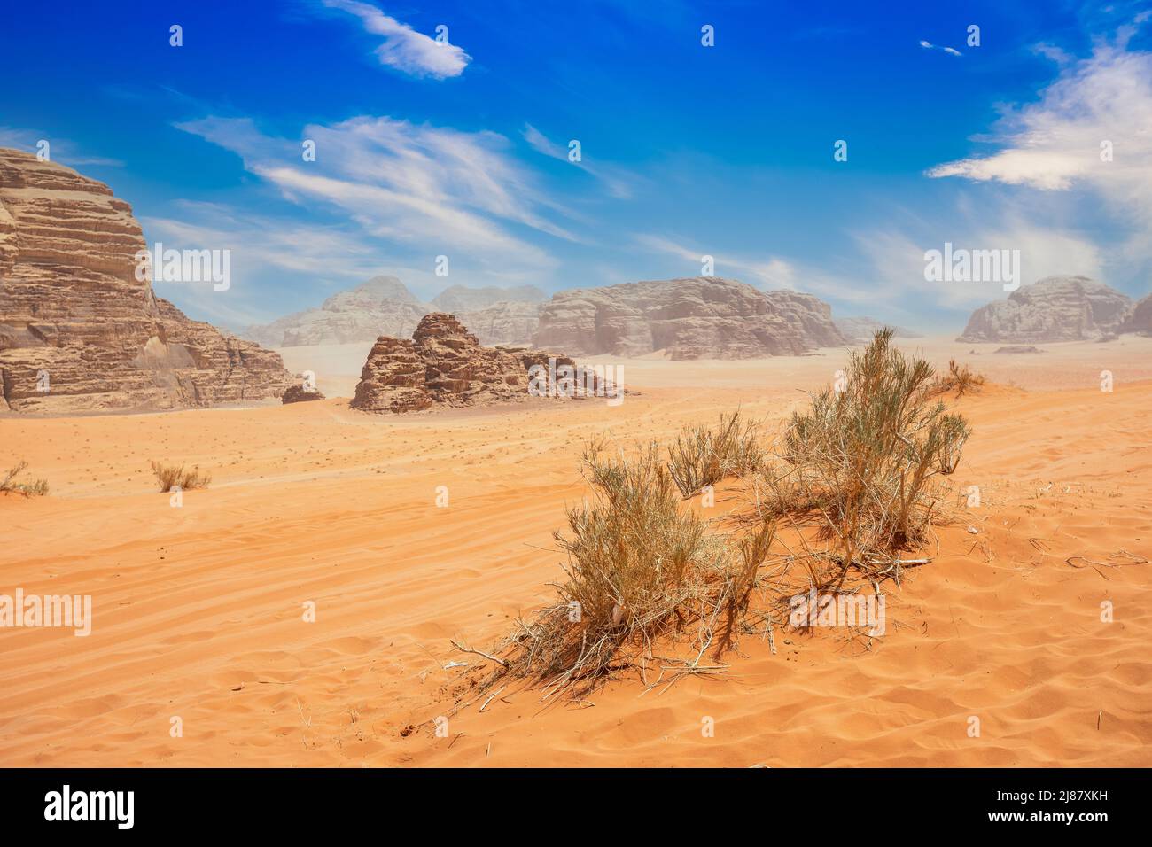 Arenas naranjas, montañas y paisaje del desierto de Wadi Rum, Jordania Foto de stock