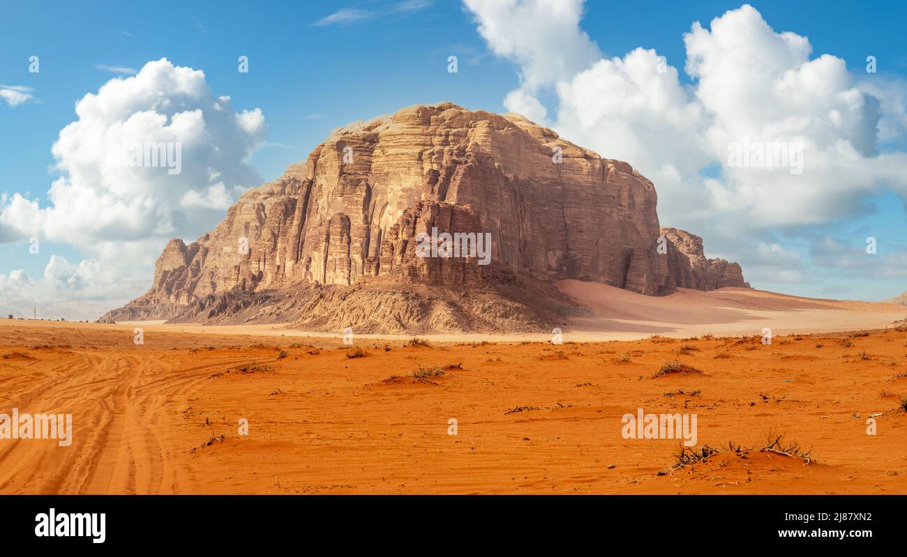 Arenas rojas y enormes rocas en el medio, desierto de Wadi Rum, Jordania Foto de stock