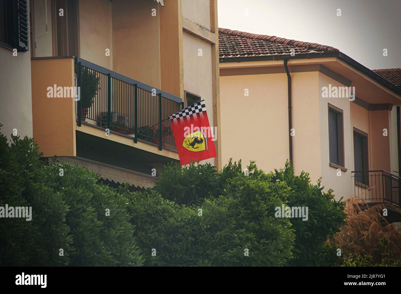 Provincia de Florencia, Italia, 9th 2022 de mayo, casa residencial colgando una bandera Ferrari desde el balcón. Foto de stock