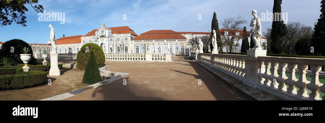 Jardines Colgantes del Palacio de Queluz, Sala de baile en el fondo, foto panorámica, cerca de Lisboa, Portugal Foto de stock