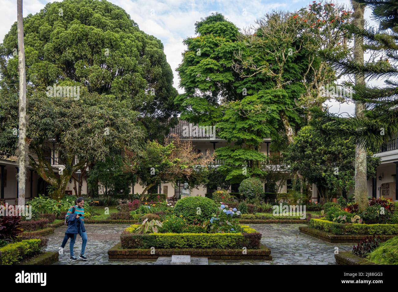 El patio de la histórica Iglesia de Santo Domingo, Popayán, Colombia