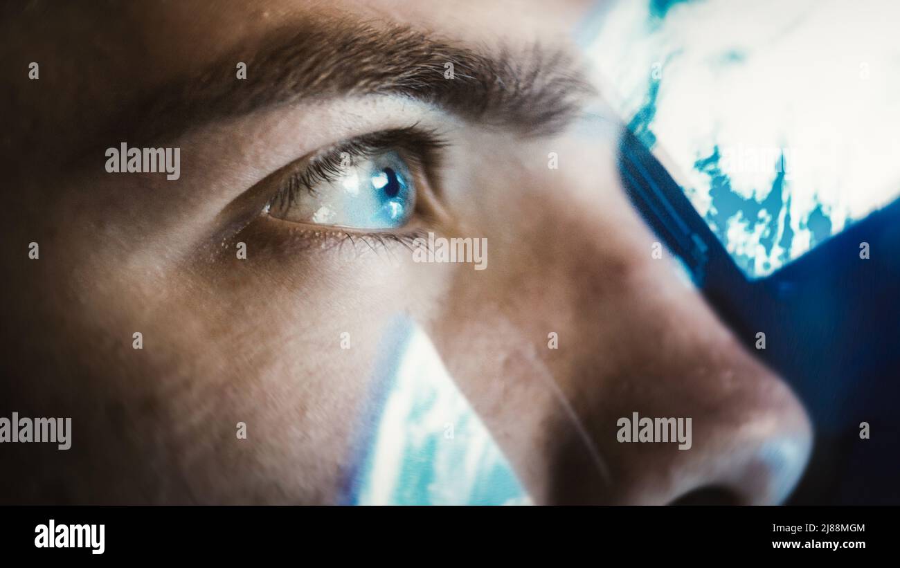 los ojos miran a través del casco del astronauta Foto de stock