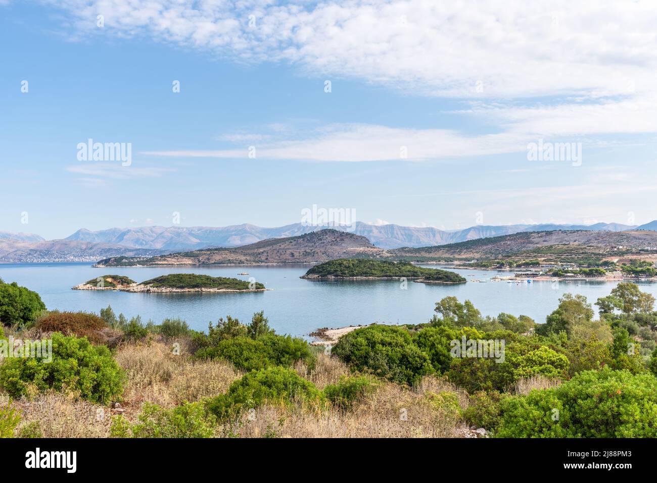 Ksamil, Albania - 9 de septiembre de 2021: Vista panorámica de Ksamil, Riviera albanesa. Las islas Ksamil están situadas cerca de Saranda. Destinos hermosos. Foto de stock