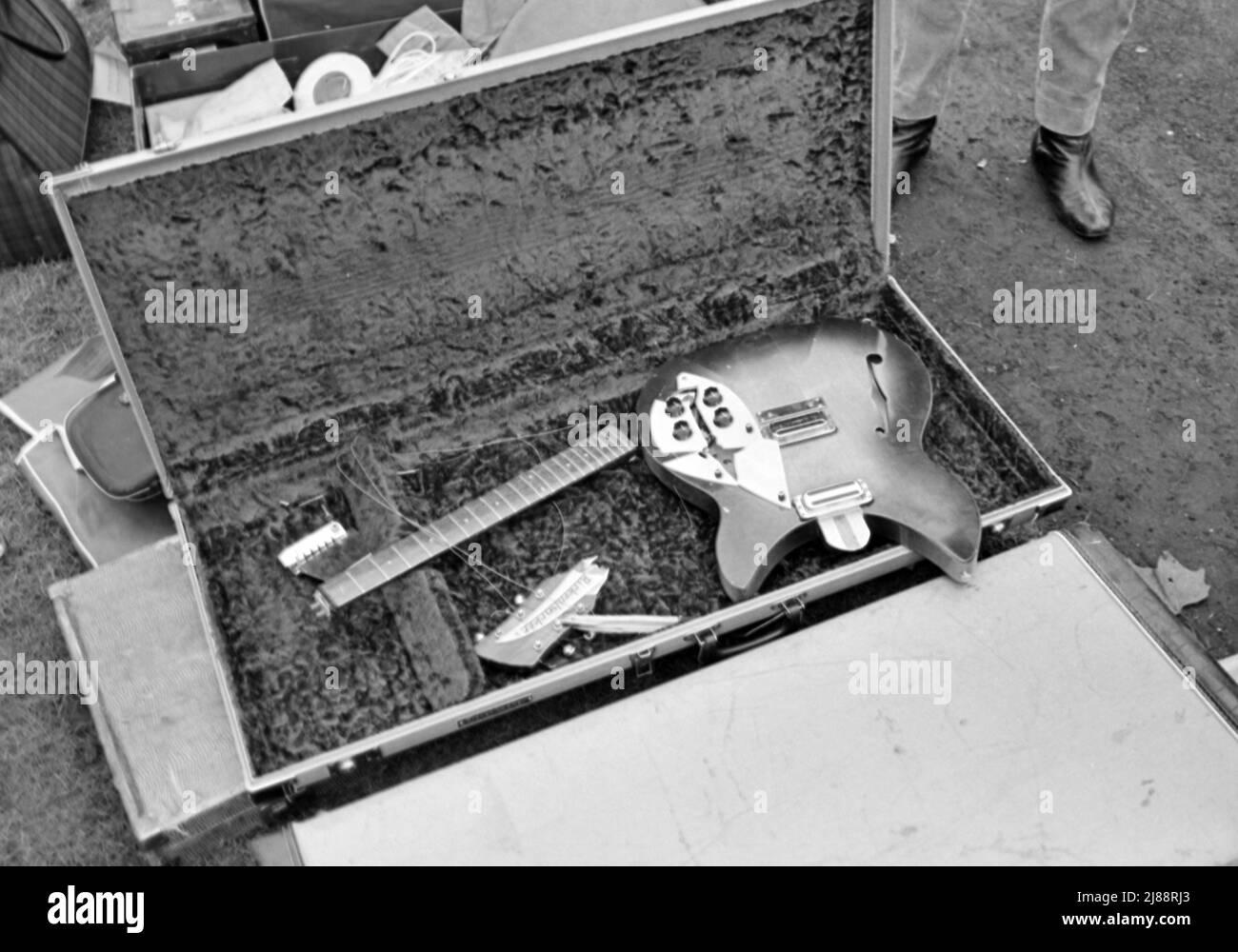 Los kits DE guitarra DE LA OMS que se están preparando para una grabación en directo para la televisión alemana en noviembre de 1966 en los terrenos de la sede del Duque de York, Chelsea, Londres. Foto: Tony Gale Foto de stock