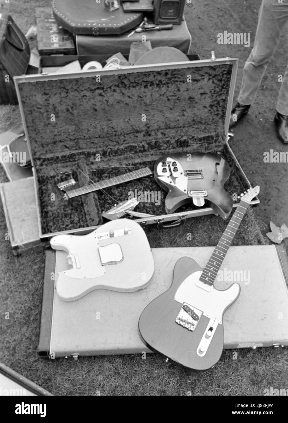 Los kits DE guitarra DE LA OMS que se están preparando para una grabación en directo para la televisión alemana en noviembre de 1966 en los terrenos de la sede del Duque de York, Chelsea, Londres. Foto: Tony Gale Foto de stock
