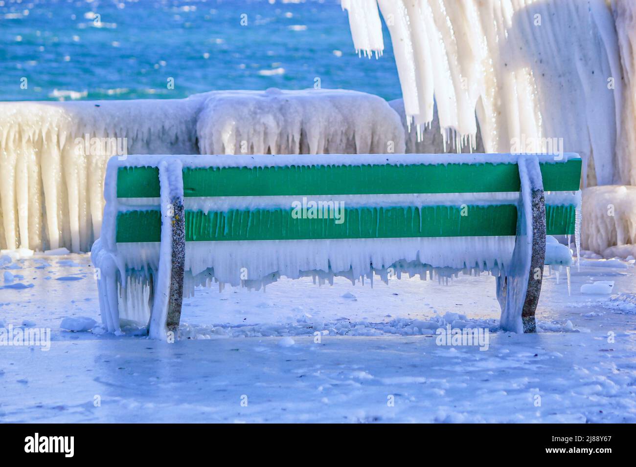 Banco congelado por invierno muy frío, Versoix, Suiza Foto de stock