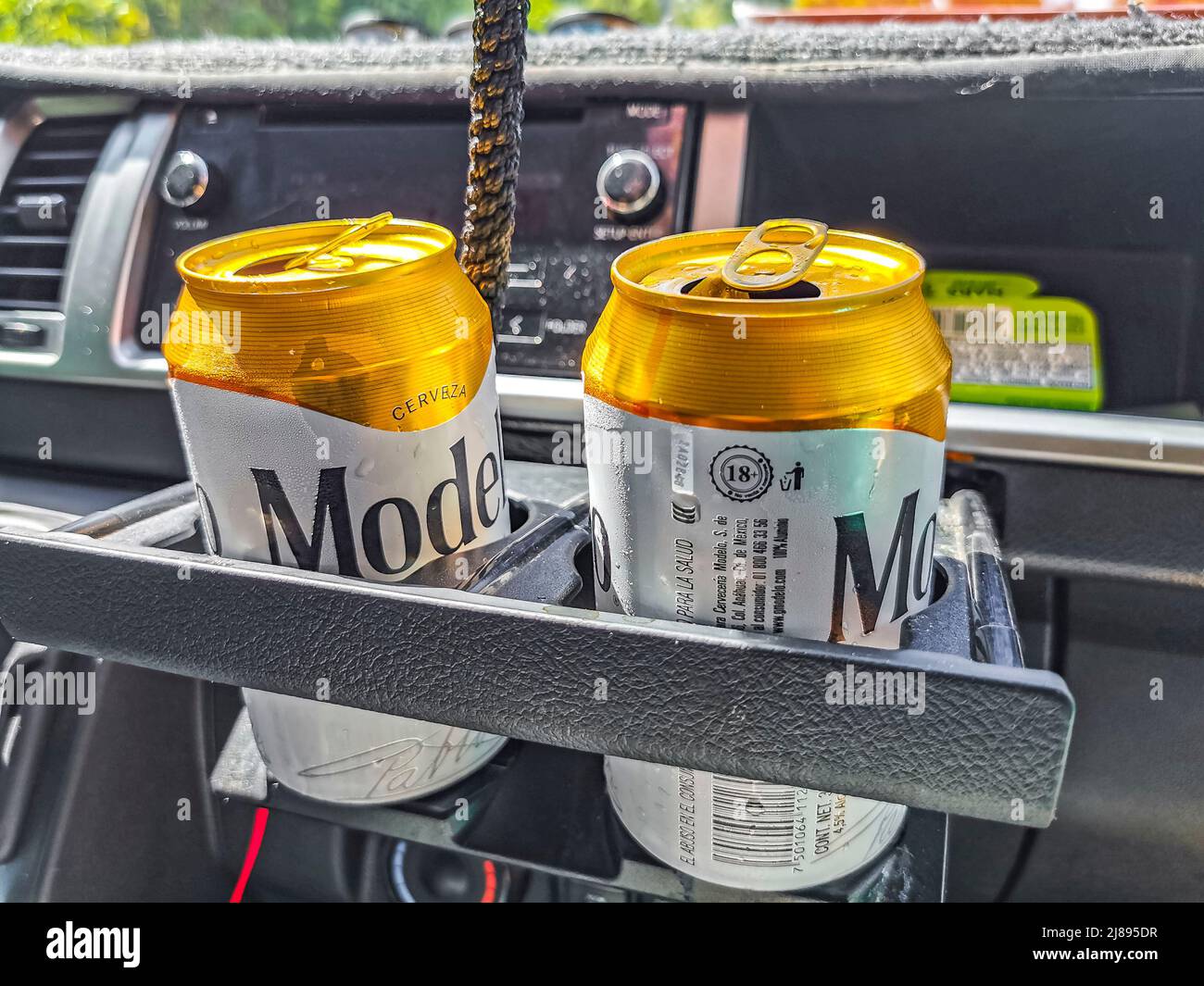 Playa del Carmen México 16. Marzo 2022 La lata de cerveza Modelo en el  coche en Playa del Carmen Quintana Roo México Fotografía de stock - Alamy