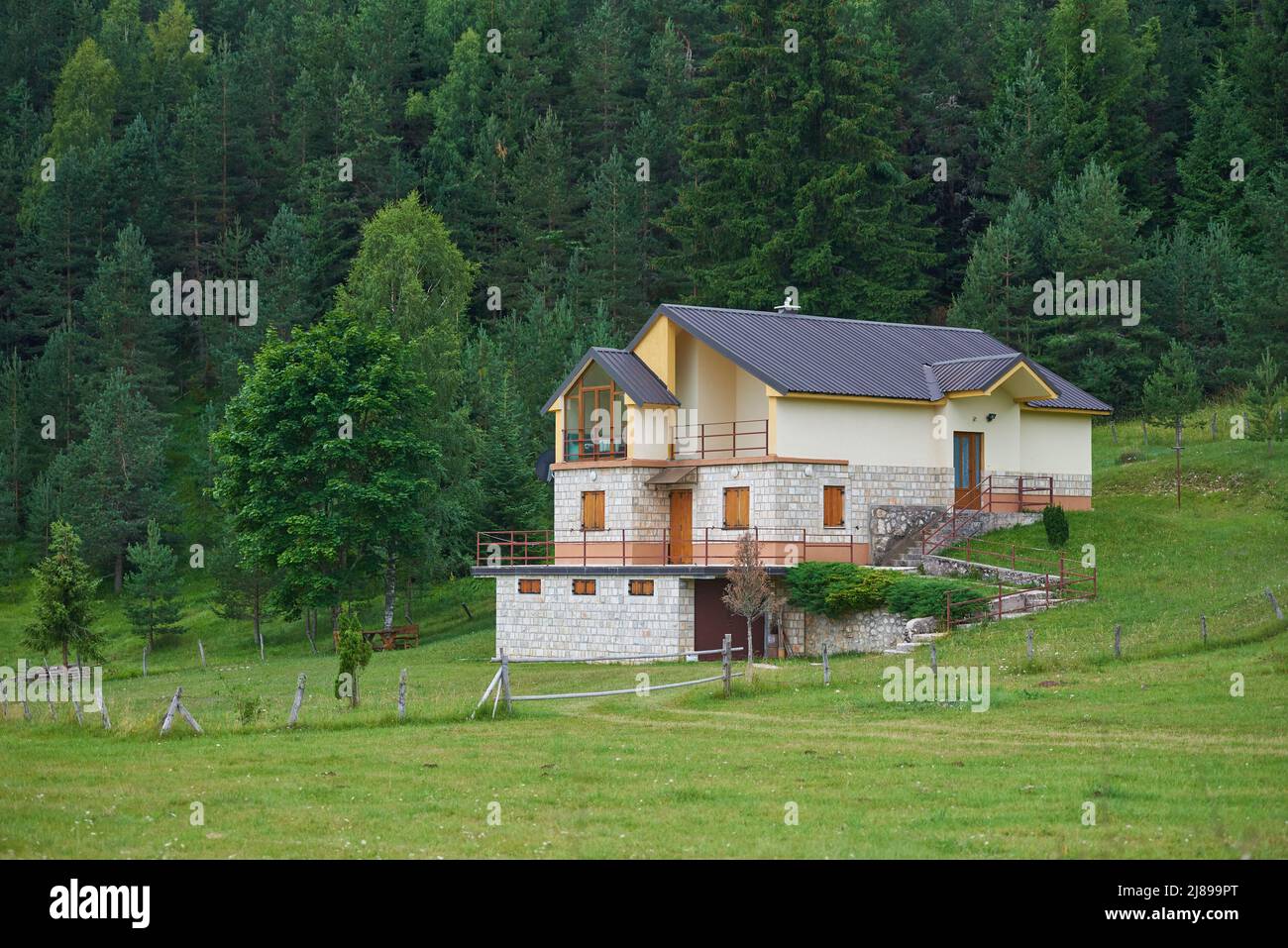 Casa rural junto al bosque en las montañas de Montenegro Foto de stock