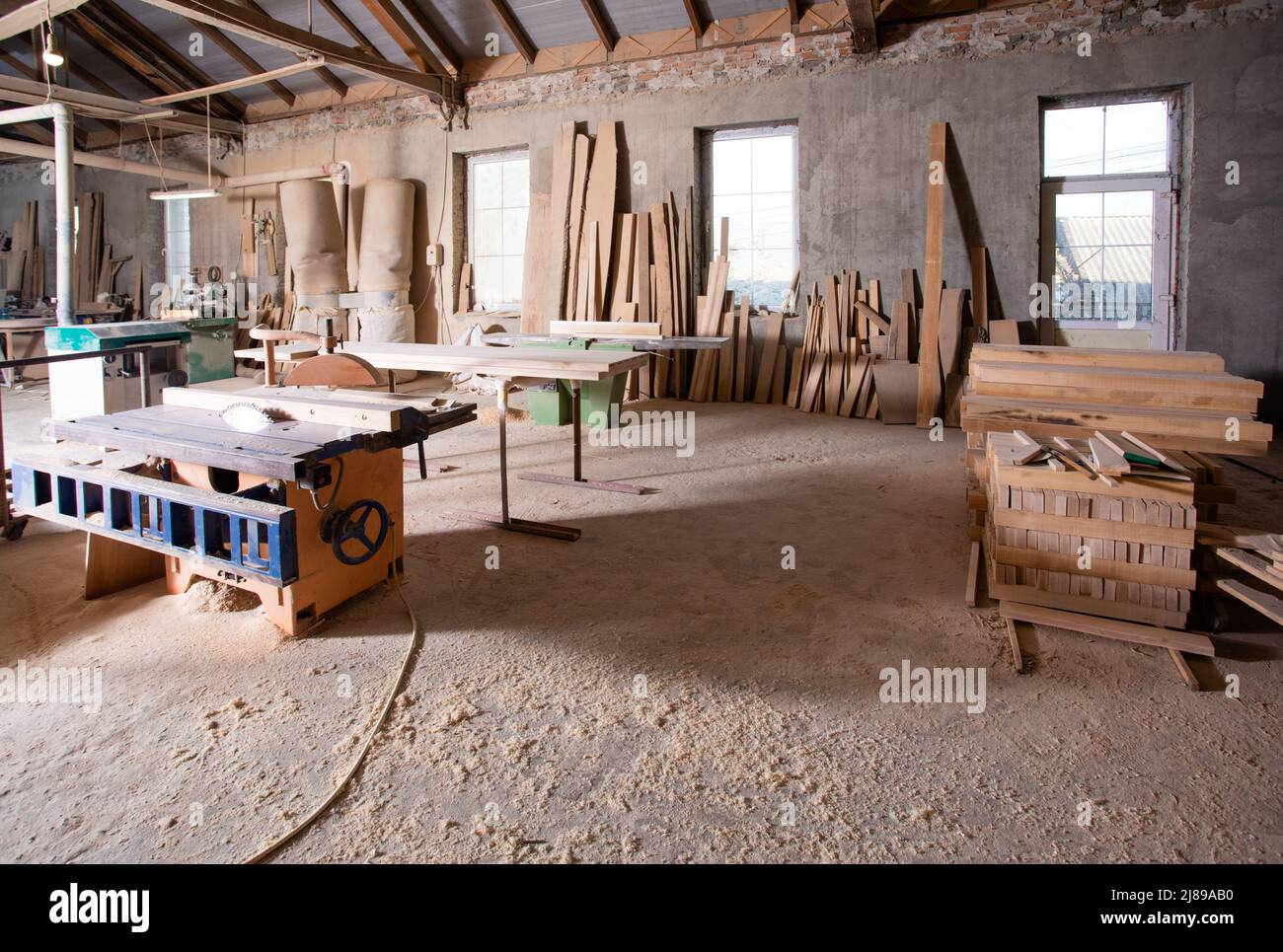 Pagar tributo analogía Sierra Moderna tienda de carpintería para la fabricación de muebles de madera  Fotografía de stock - Alamy