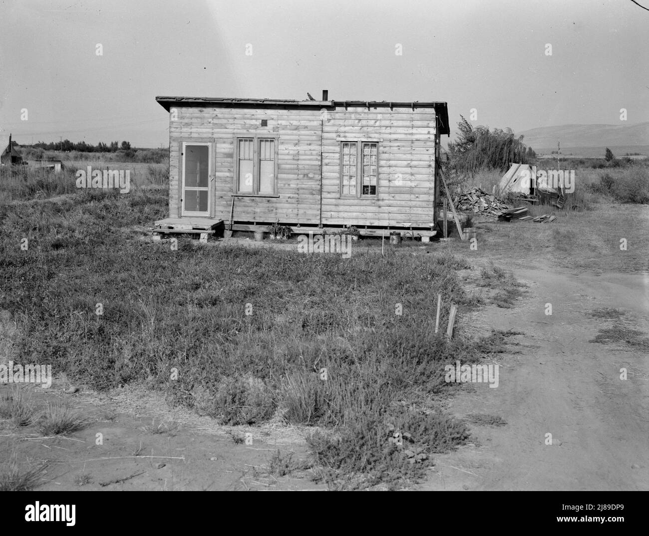 Washington, Yakima. Las casas están construidas poco a poco con cualquier material disponible. Muchos refugiados por sequía se asientan en Sumac Park, uno de los muchos grandes grilletes alrededor de Yakima. Foto de stock
