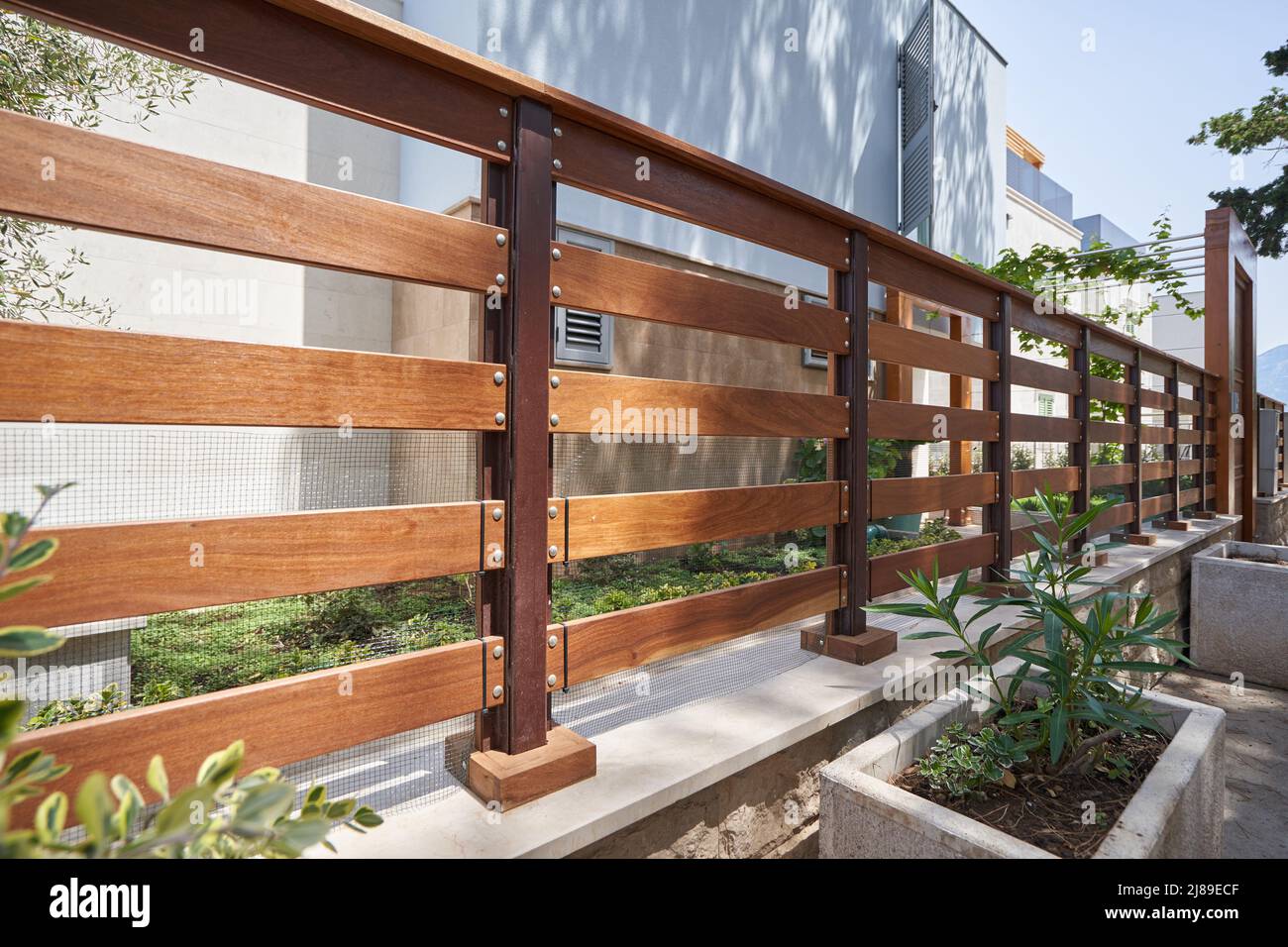 Verja de madera transparente en una casa moderna Foto de stock