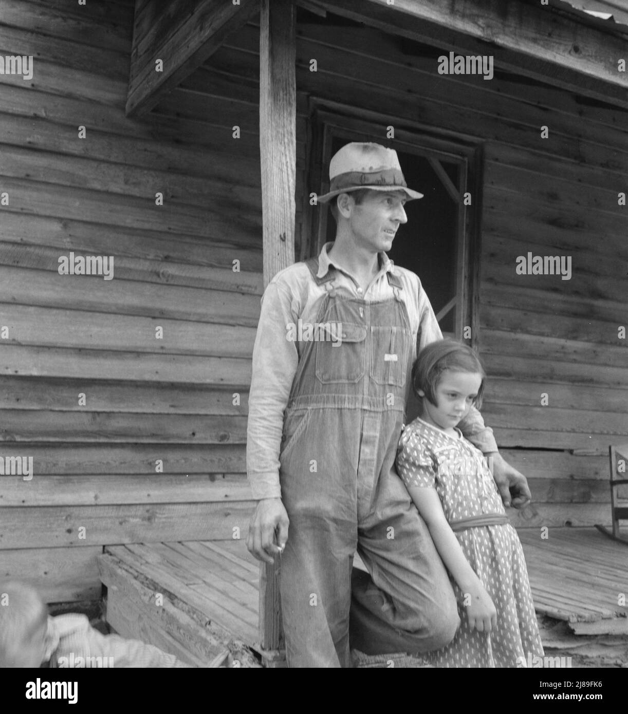 Sharecropper de tabaco con su hija mayor. Condado de Person, Carolina del Norte. Foto de stock