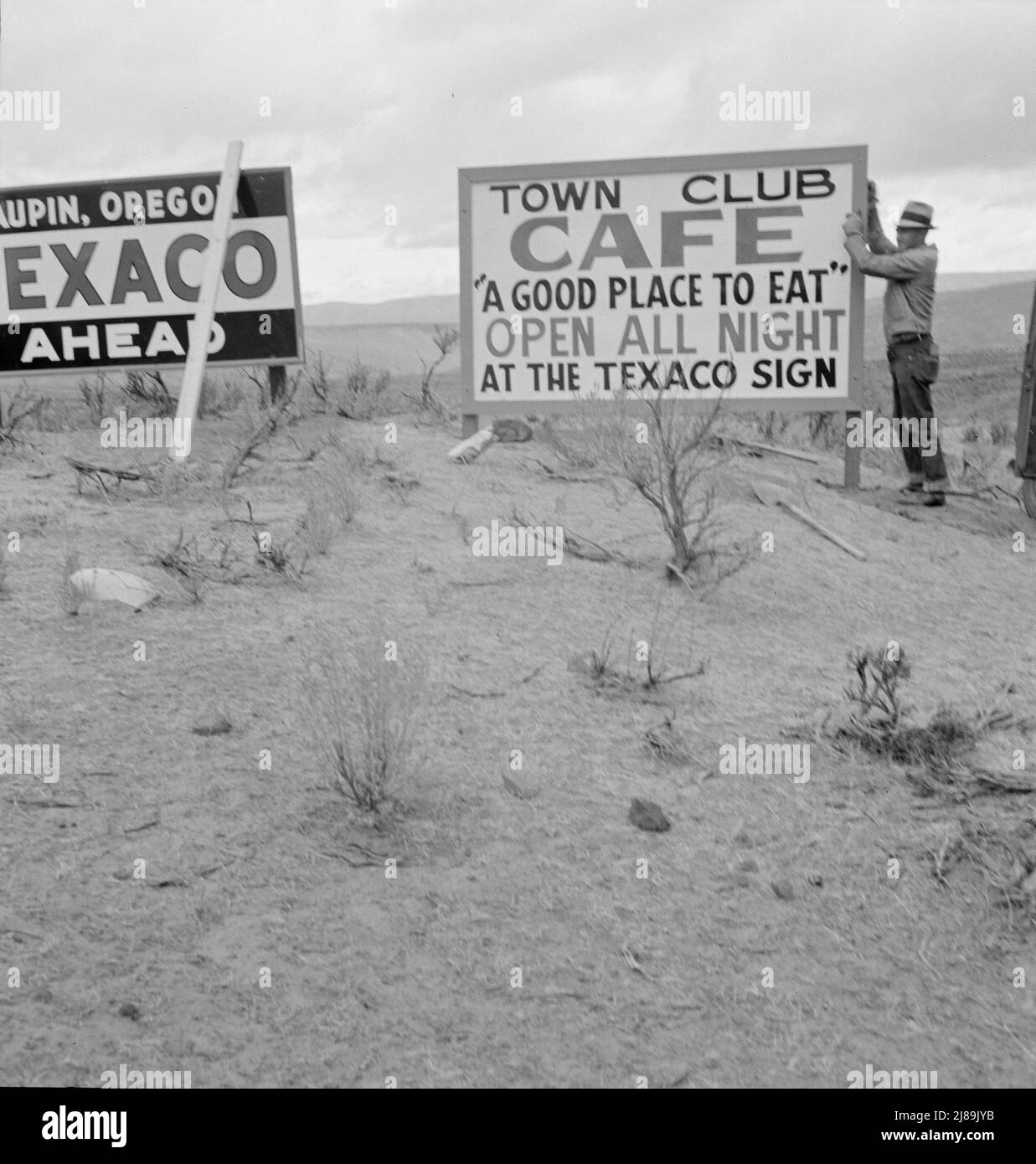 Nueva señal a lo largo de la carretera anuncia una nueva empresa en la