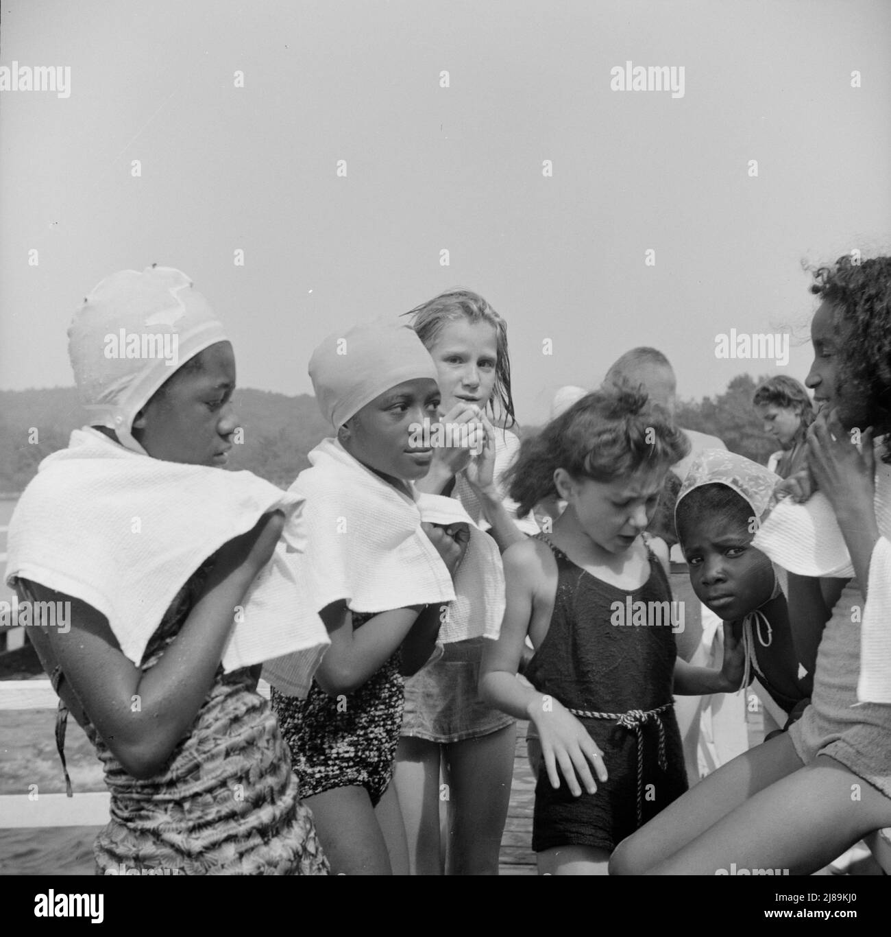 Haverstraw, Nueva York. Actividades interraciales en Camp Christmas Seals, donde los niños son ayudados por el Servicio de Campamentos Metodistas. El final de un período de natación. Foto de stock
