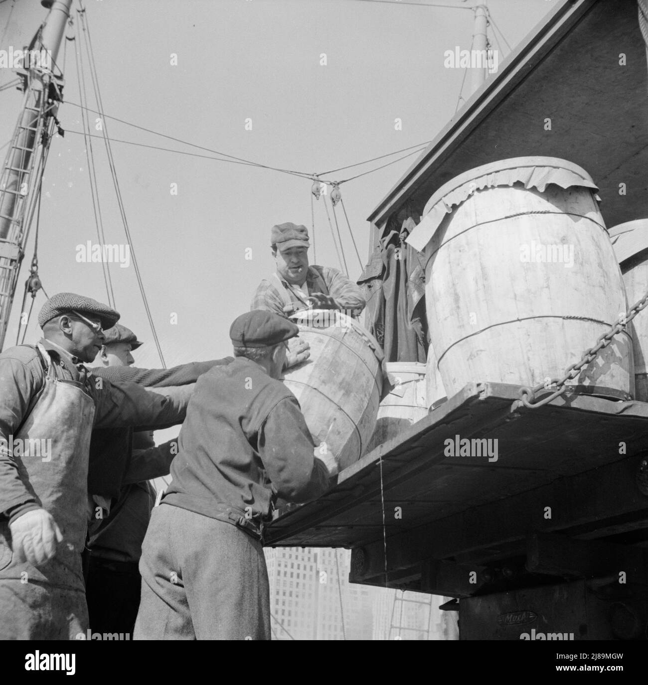 Nueva York, Nueva York. Trabajador portuario en el mercado de pescado