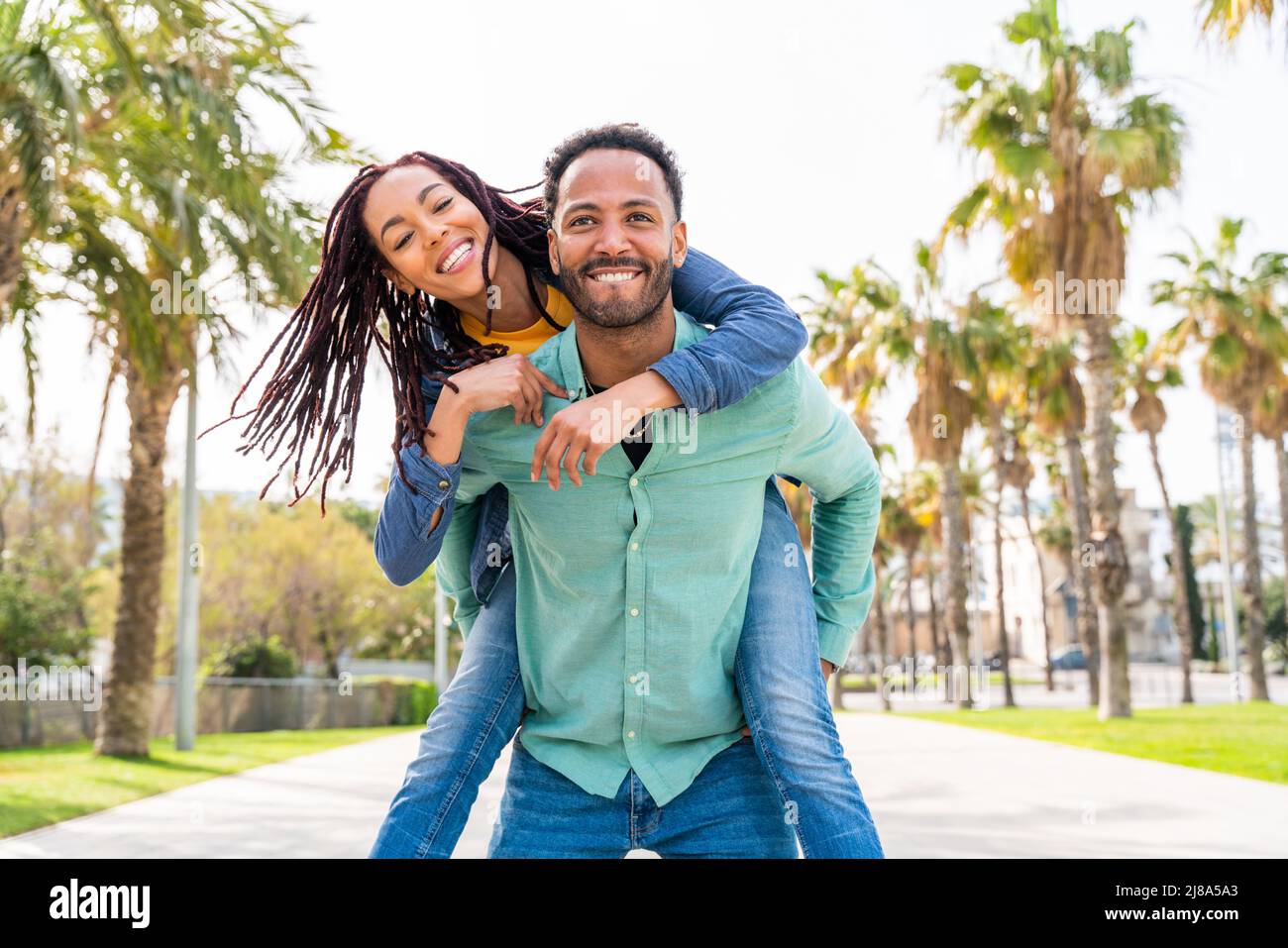 Hermoso feliz pareja de latinos hispanos amantes de salir al aire libre - turistas en Barcelona divertirse durante las vacaciones de verano, la gente se une en un parque w Fotografía de Hermoso feliz pareja de latinos hispanos amantes de salir al aire libre - turistas en Barcelona divertirse durante las vacaciones de verano, la gente se une en un parque w Fotografía de